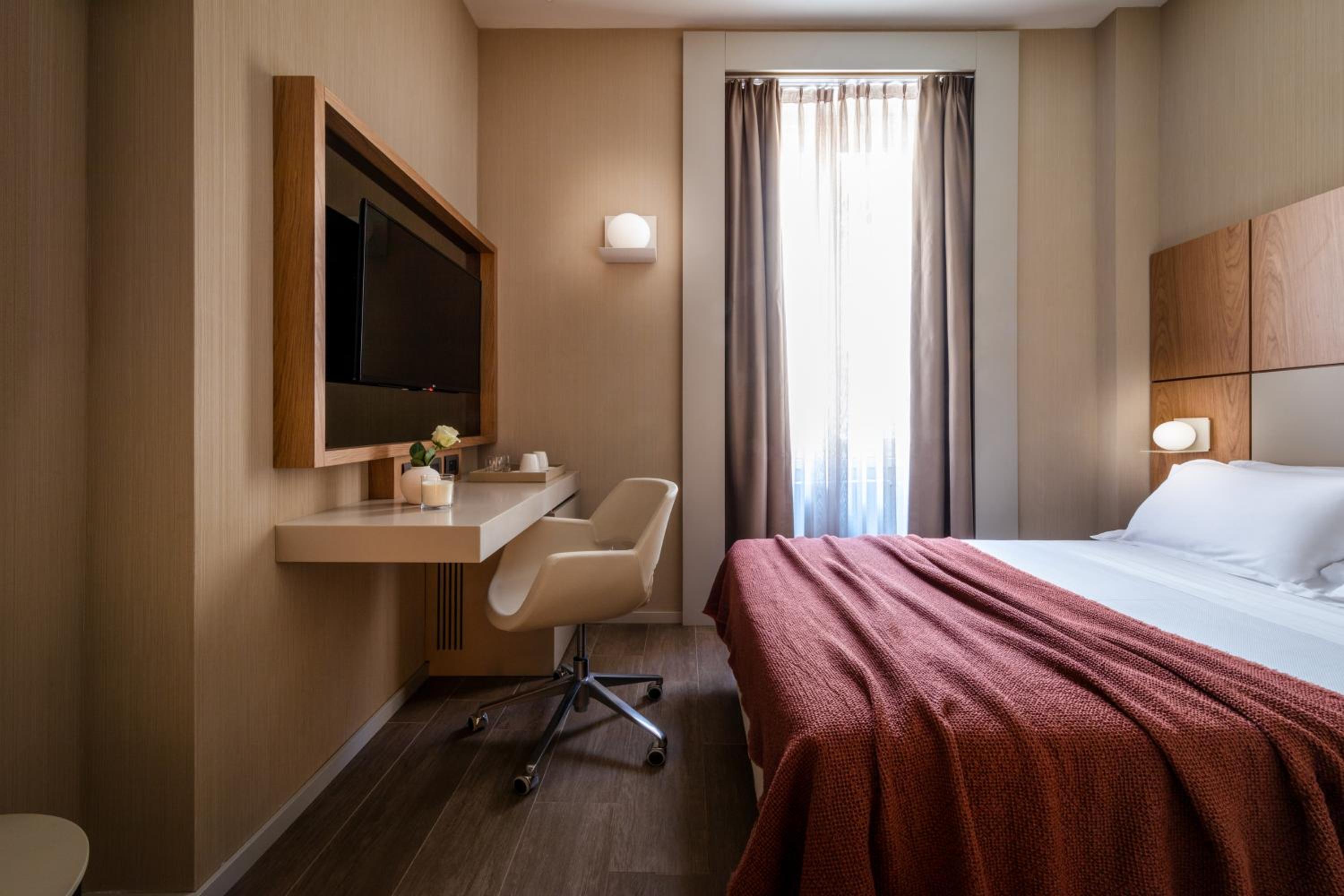Superior Double Room with One Double Bed and 2 Adults Occupancy (Non Smoking) thumbnail 5
