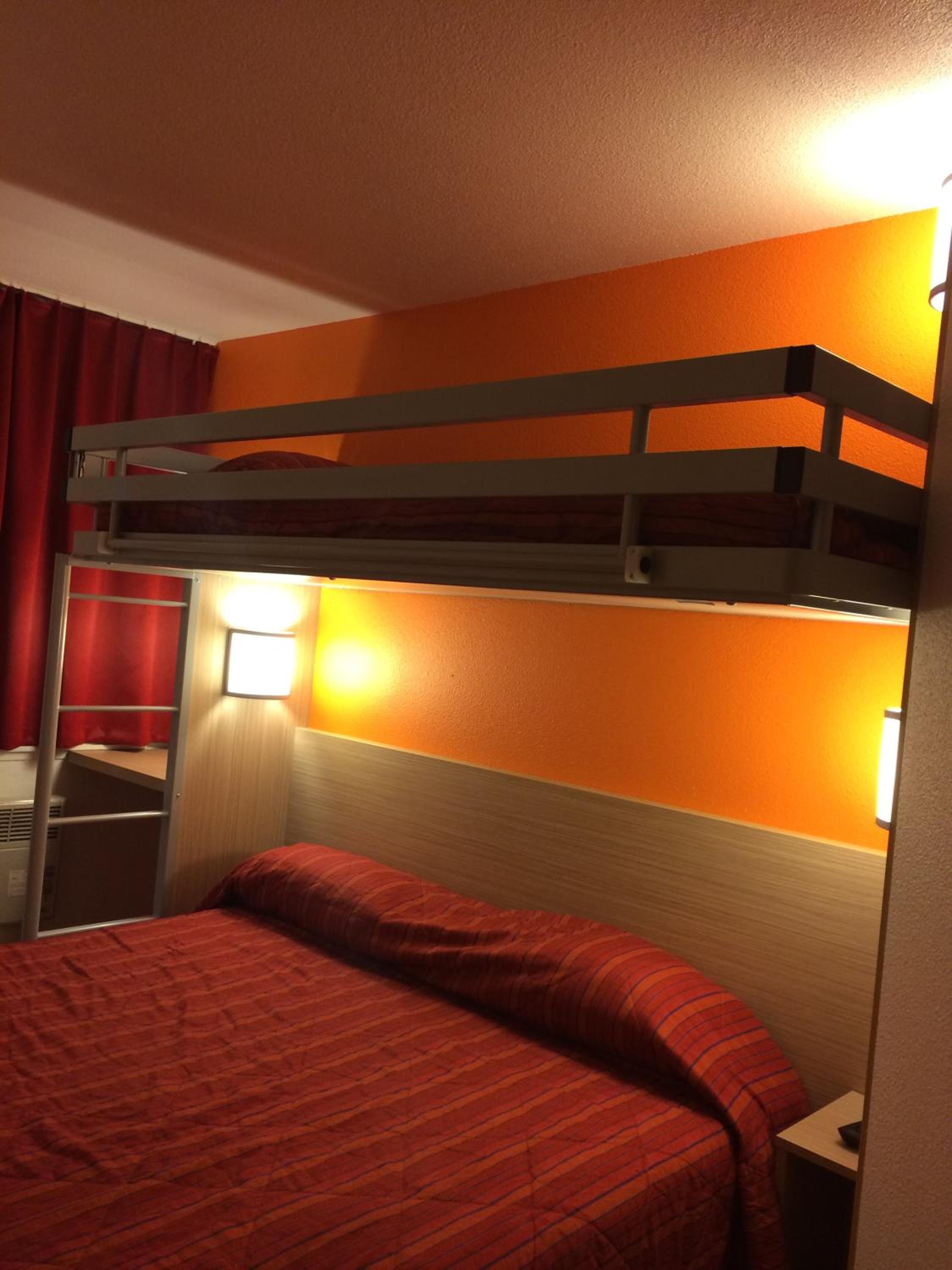 Triple Room (1 Double Bed + 1 Single Bed) photo 3