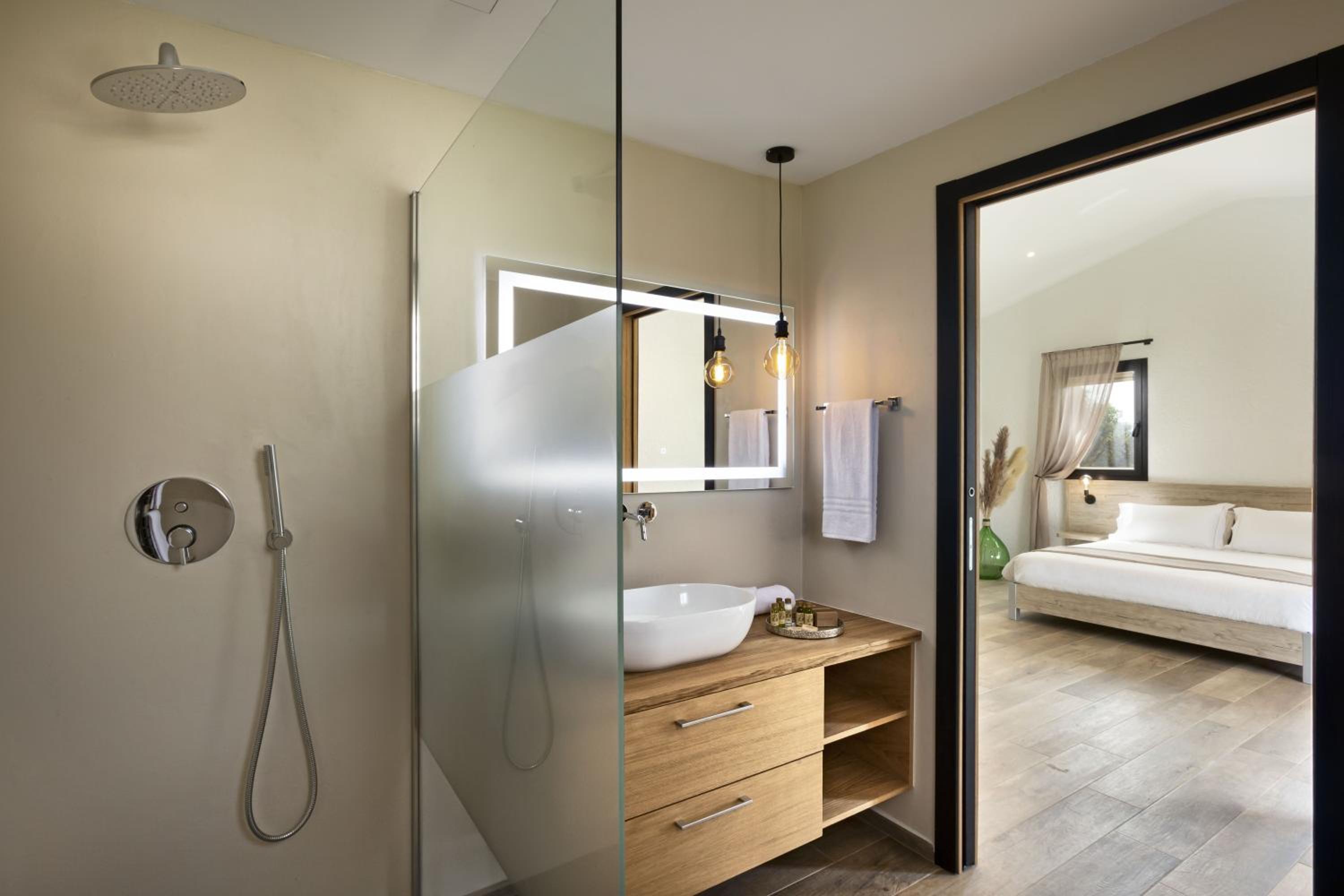 Queen Room with Garden View - Photo 4
