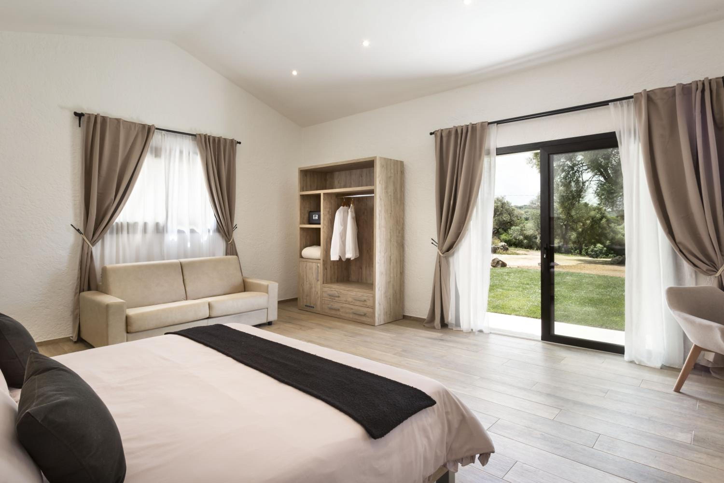 Queen Room with Garden View - Photo 3