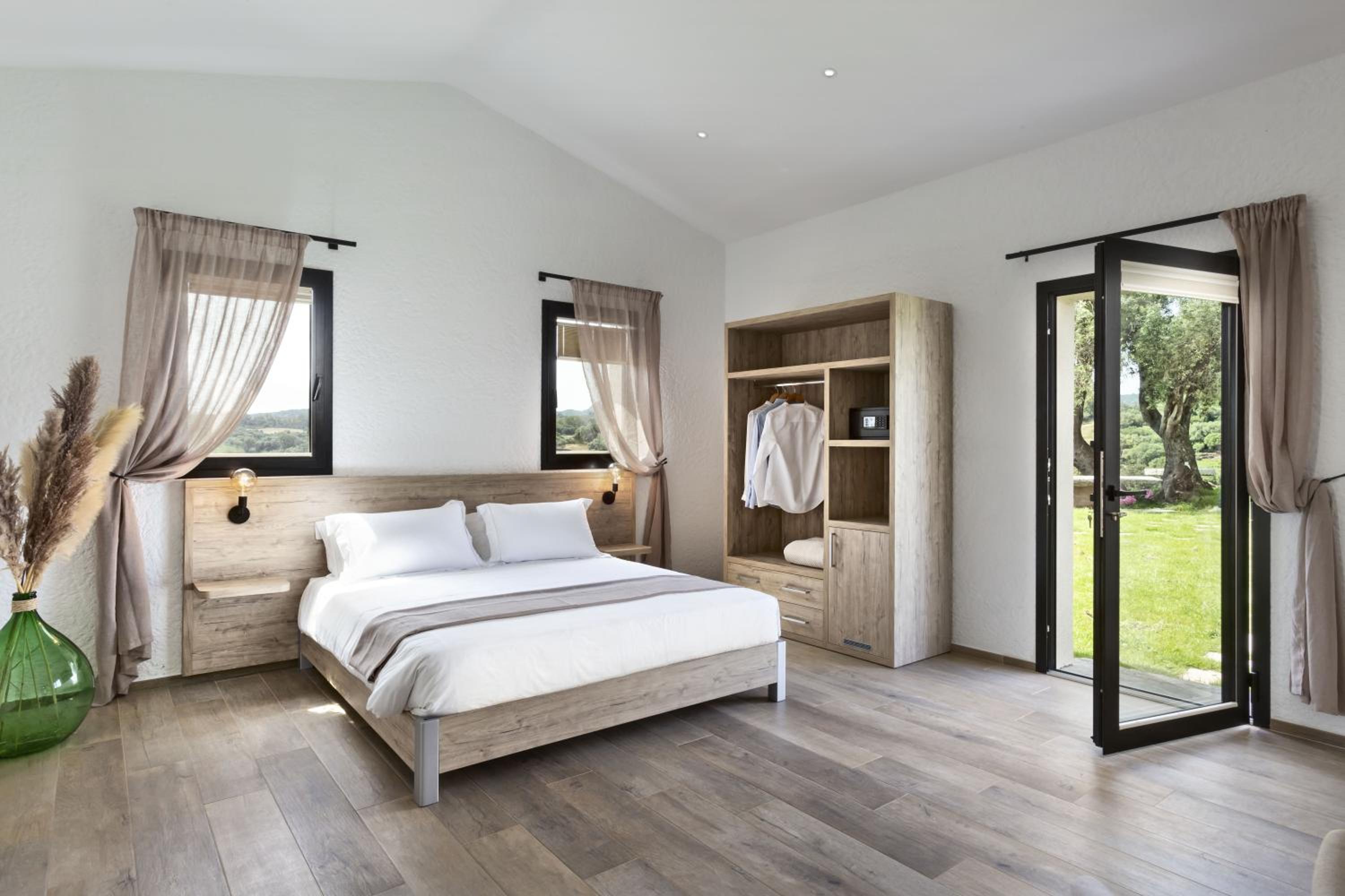 Queen Room with Garden View - Photo 2
