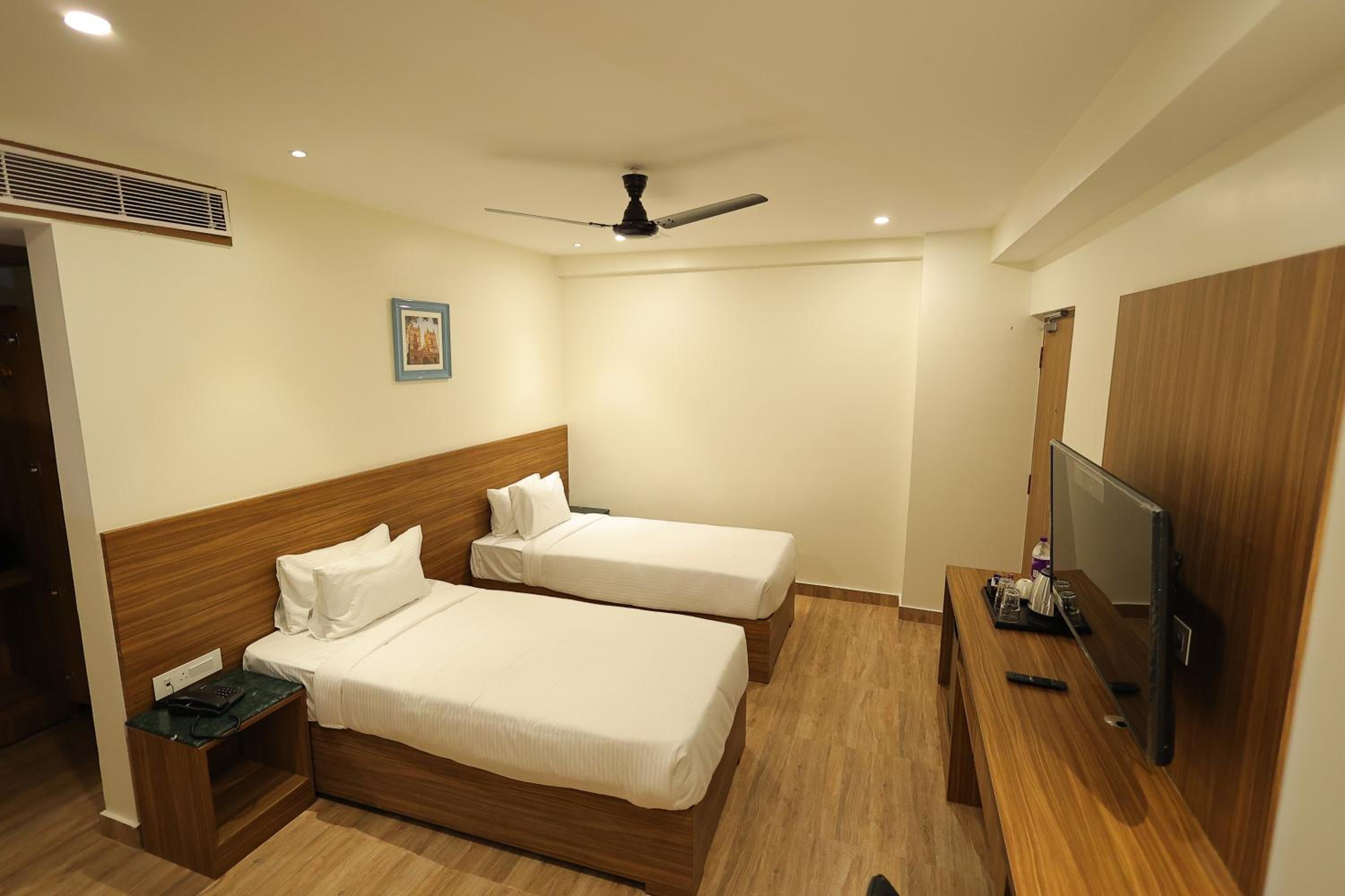 Deluxe Room - Photo 5