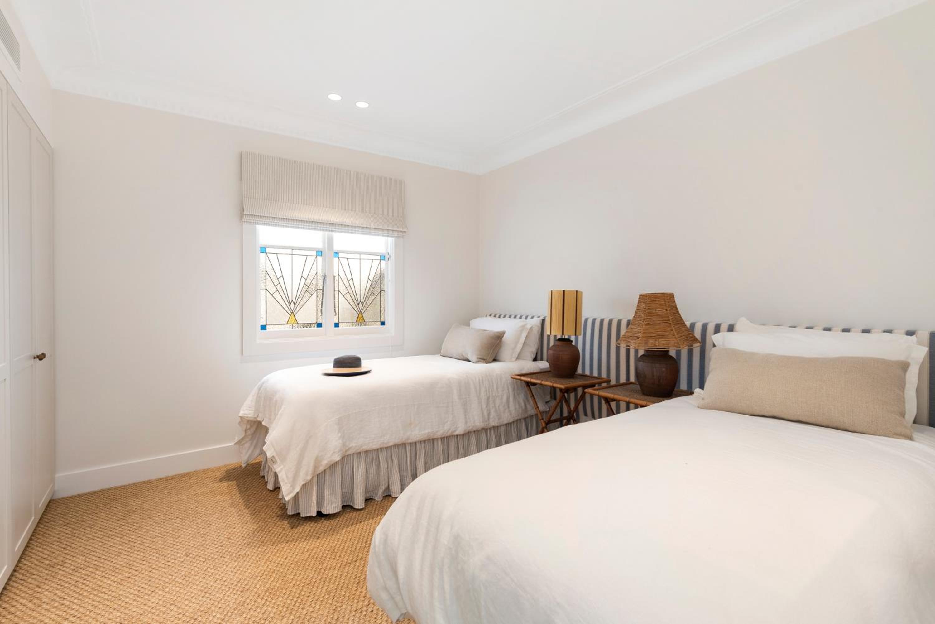 Six-Bedroom House photo 1