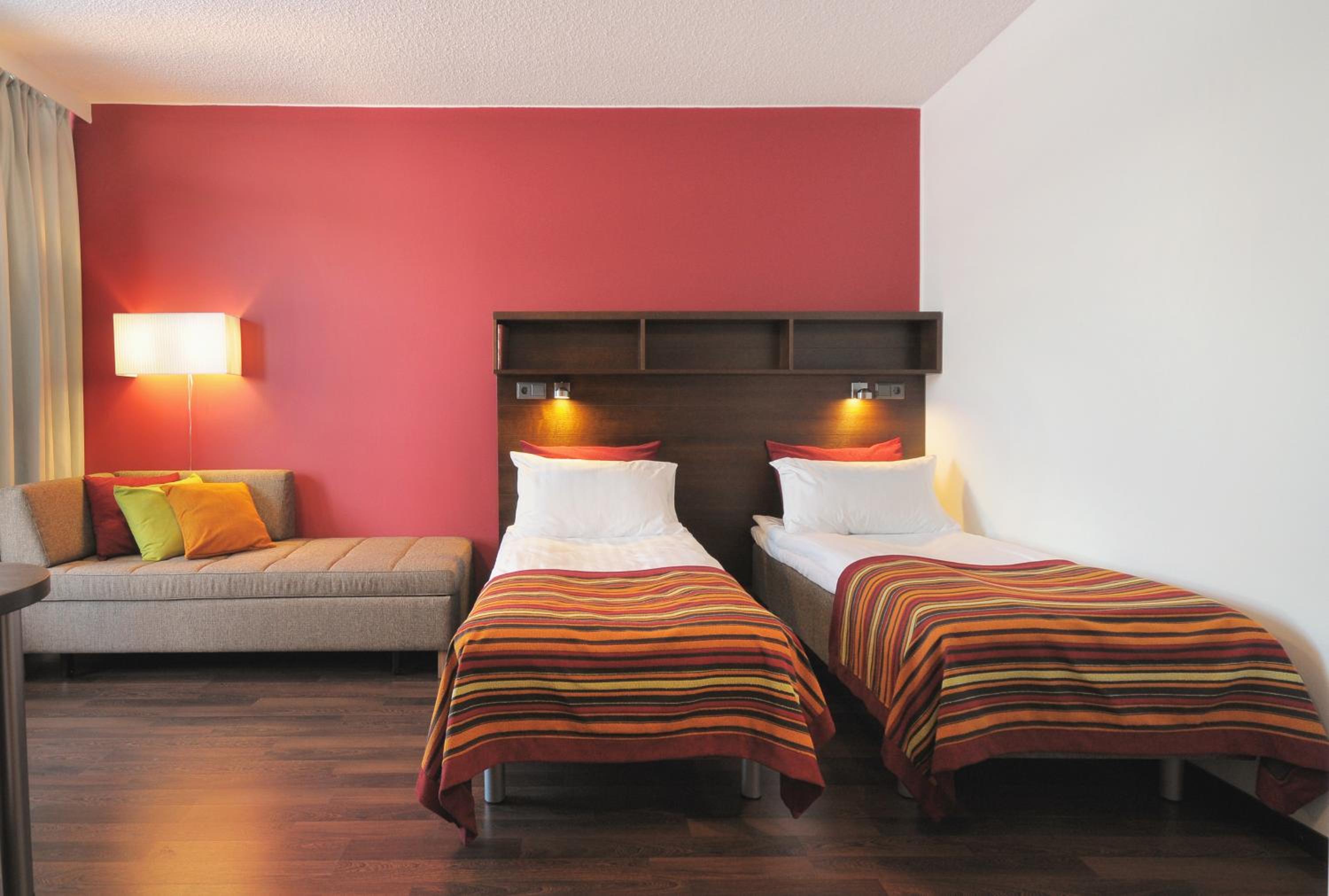 Standard Twin Room with Sofa - Photo 1