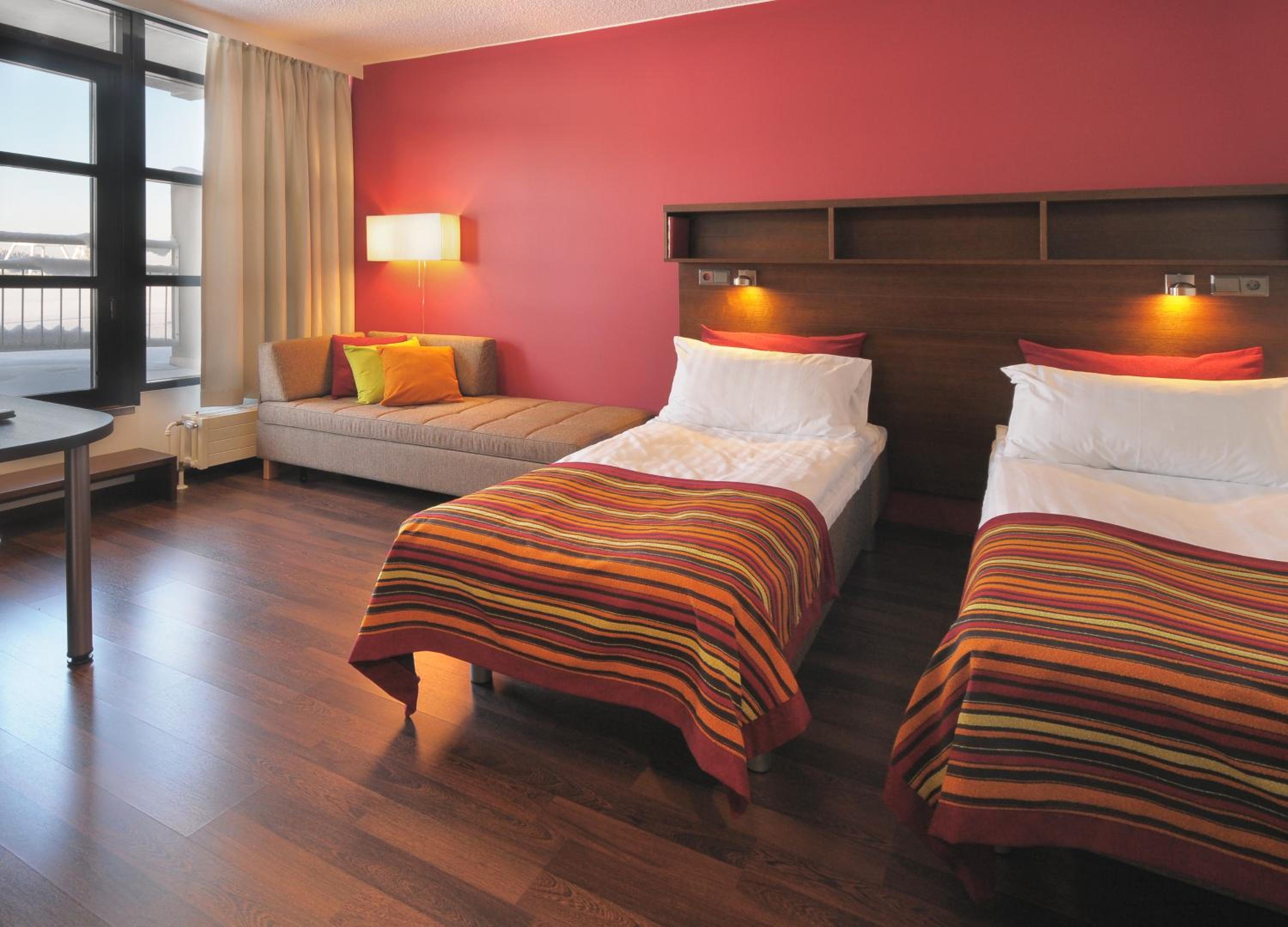 Standard Twin Room with Sofa - Photo 2