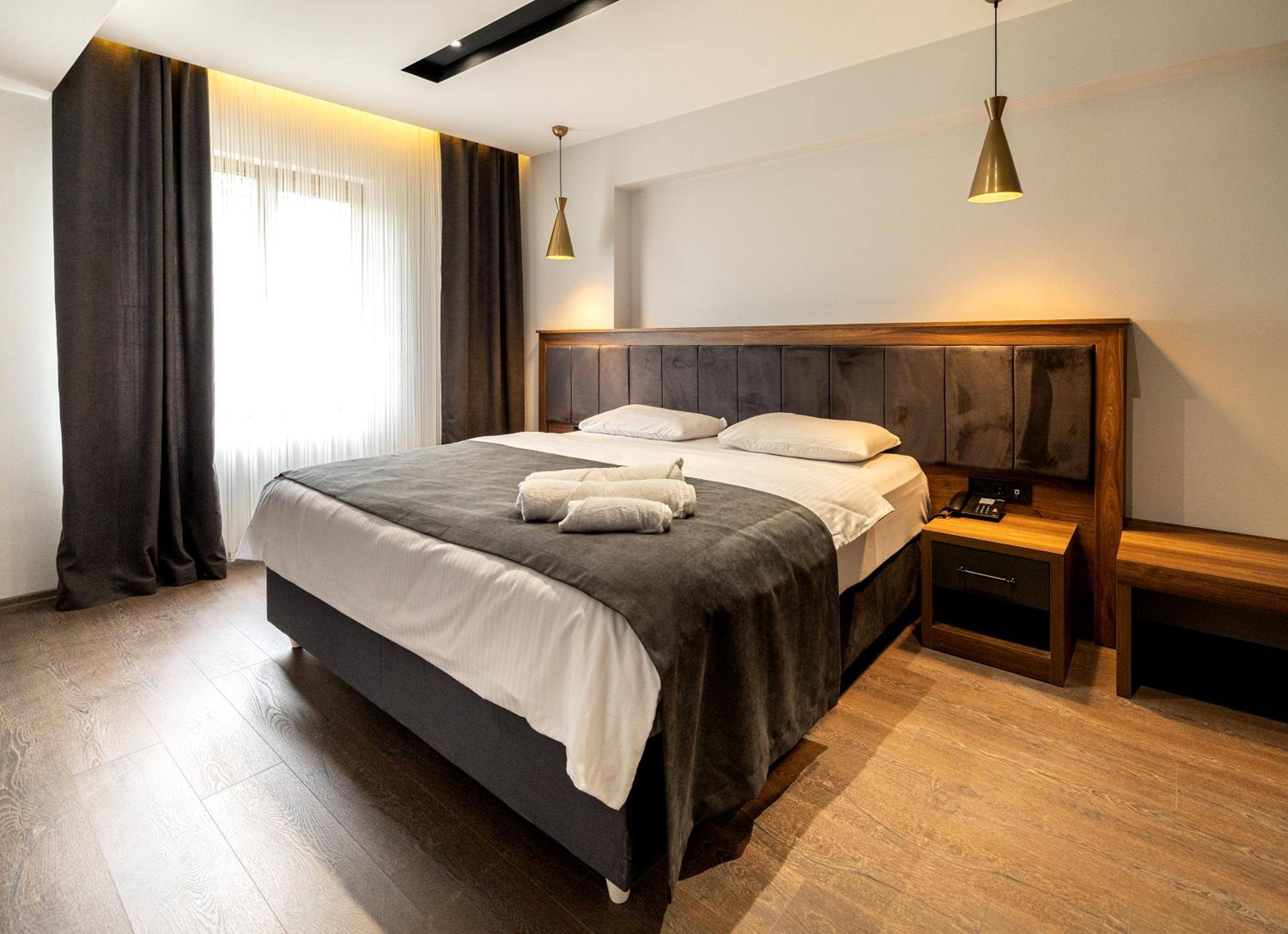 Deluxe Double Room (2 Adults + 1 Child) - Photo 4