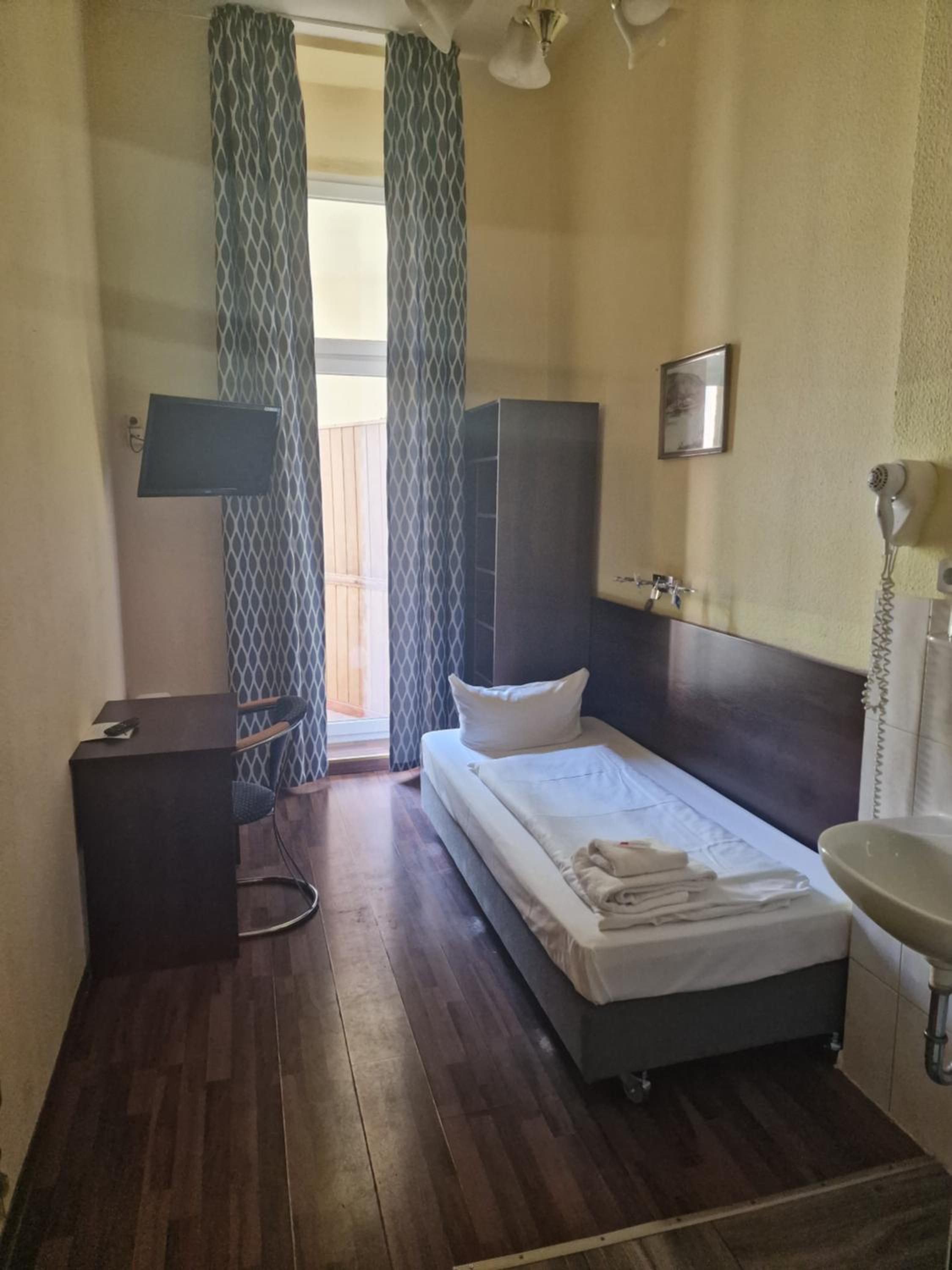 Single room with Shower and Shared Toilet photo 1
