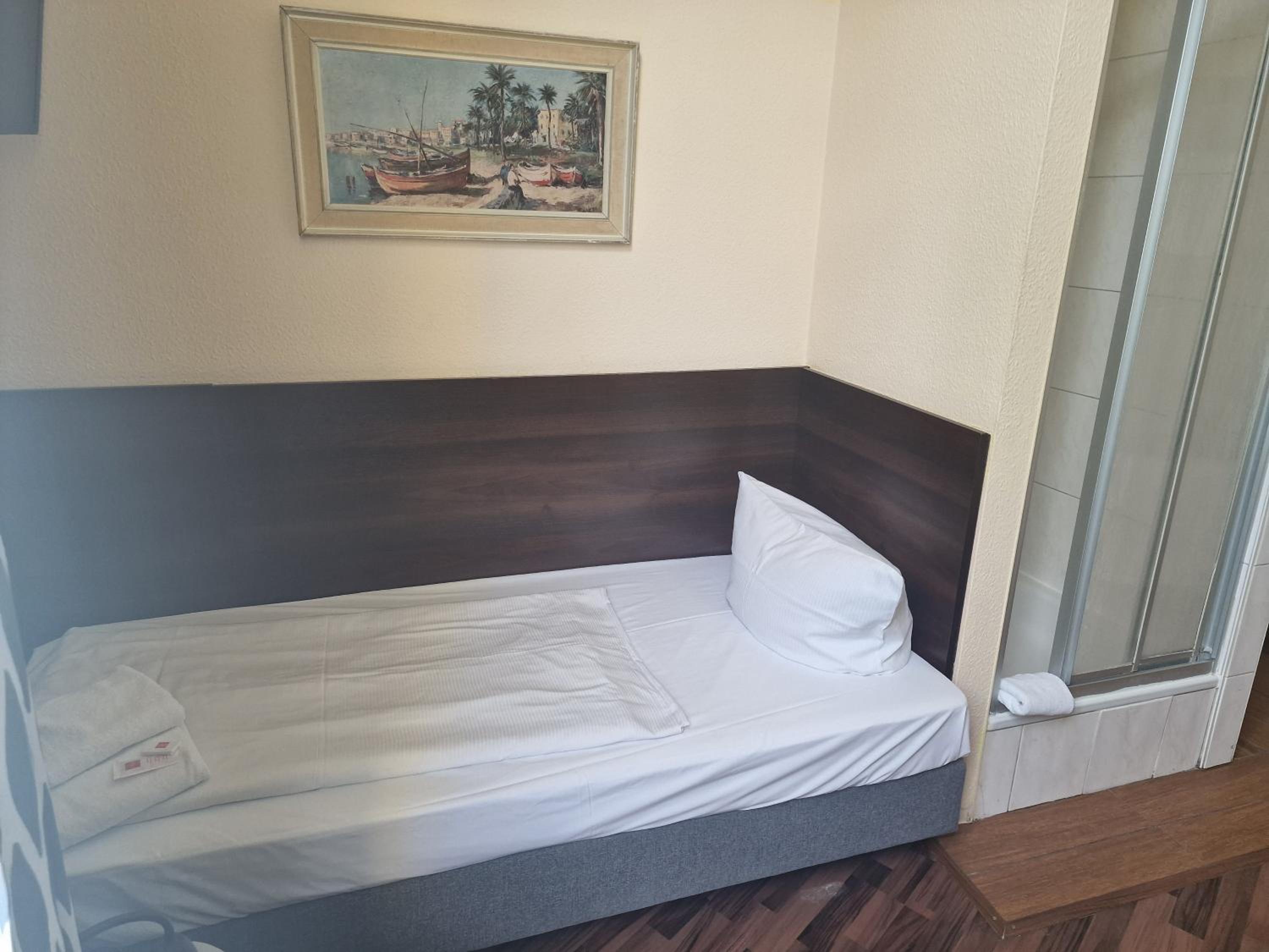 Single room with Shower and Shared Toilet photo 2