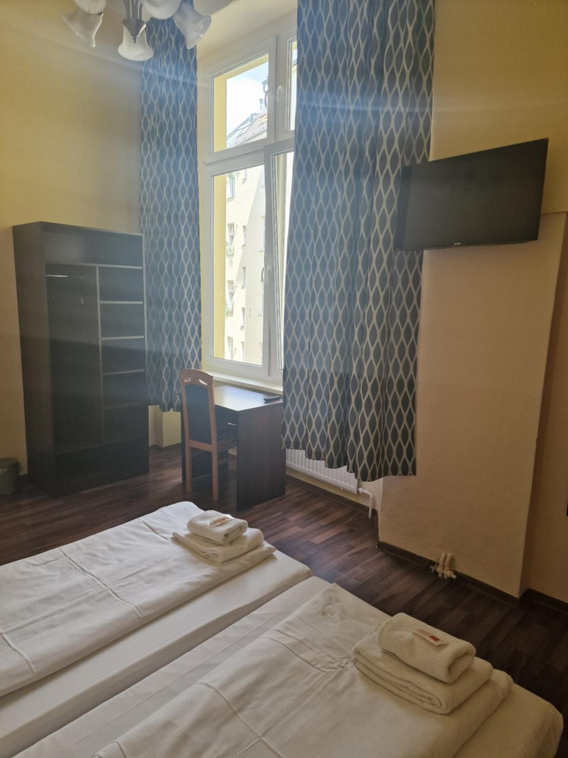 Double Room with Shower and Shared Toilet photo 2