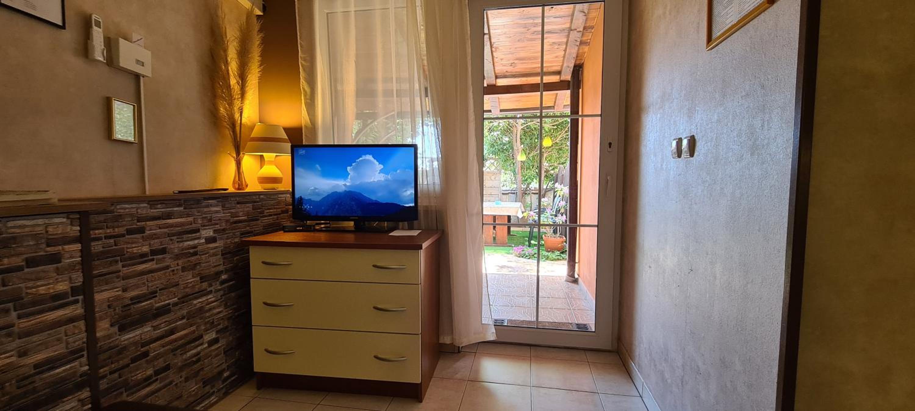 Two-Bedroom Apartment with Patio photo 2