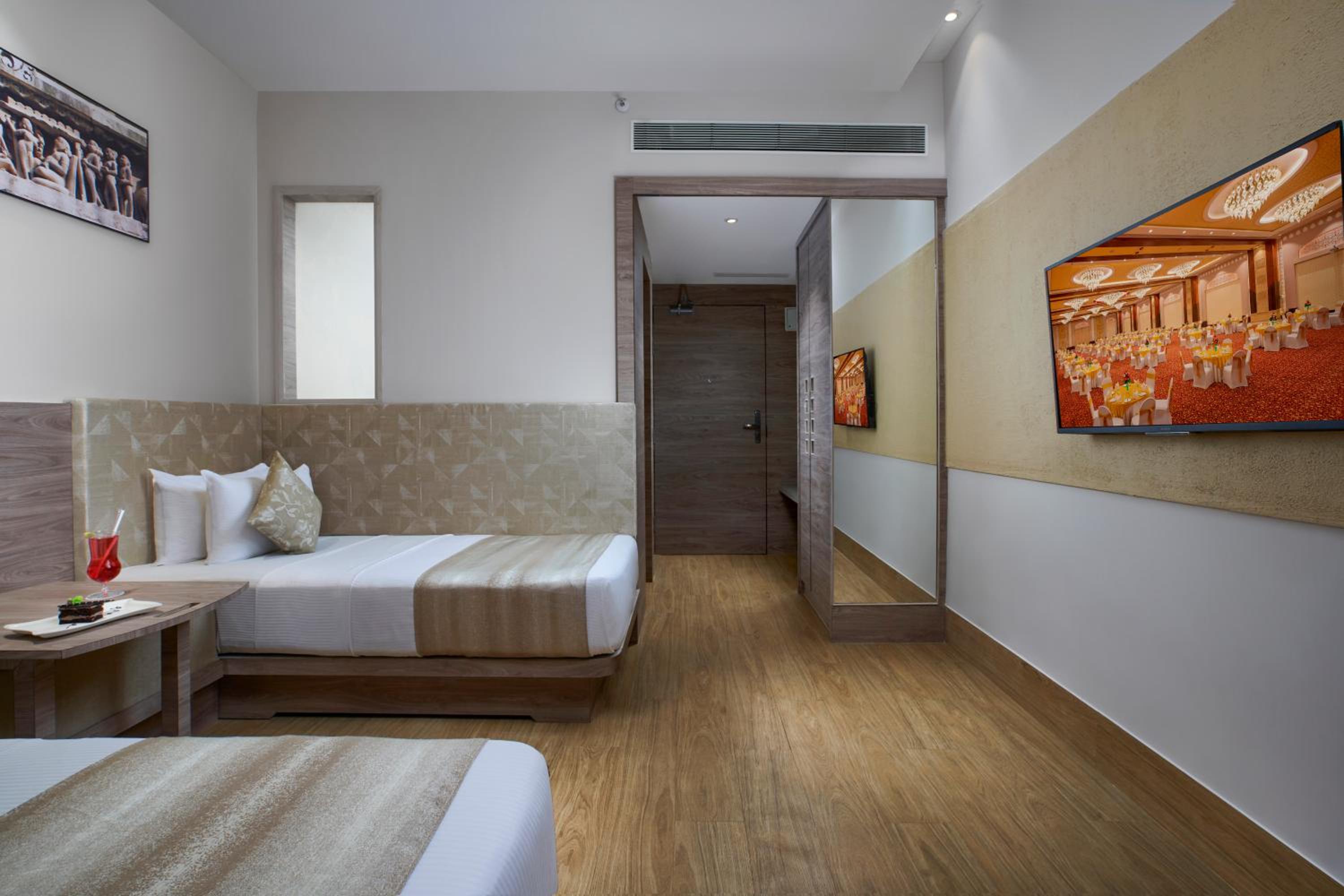 Two Room Luxury Suite Royale Wing photo