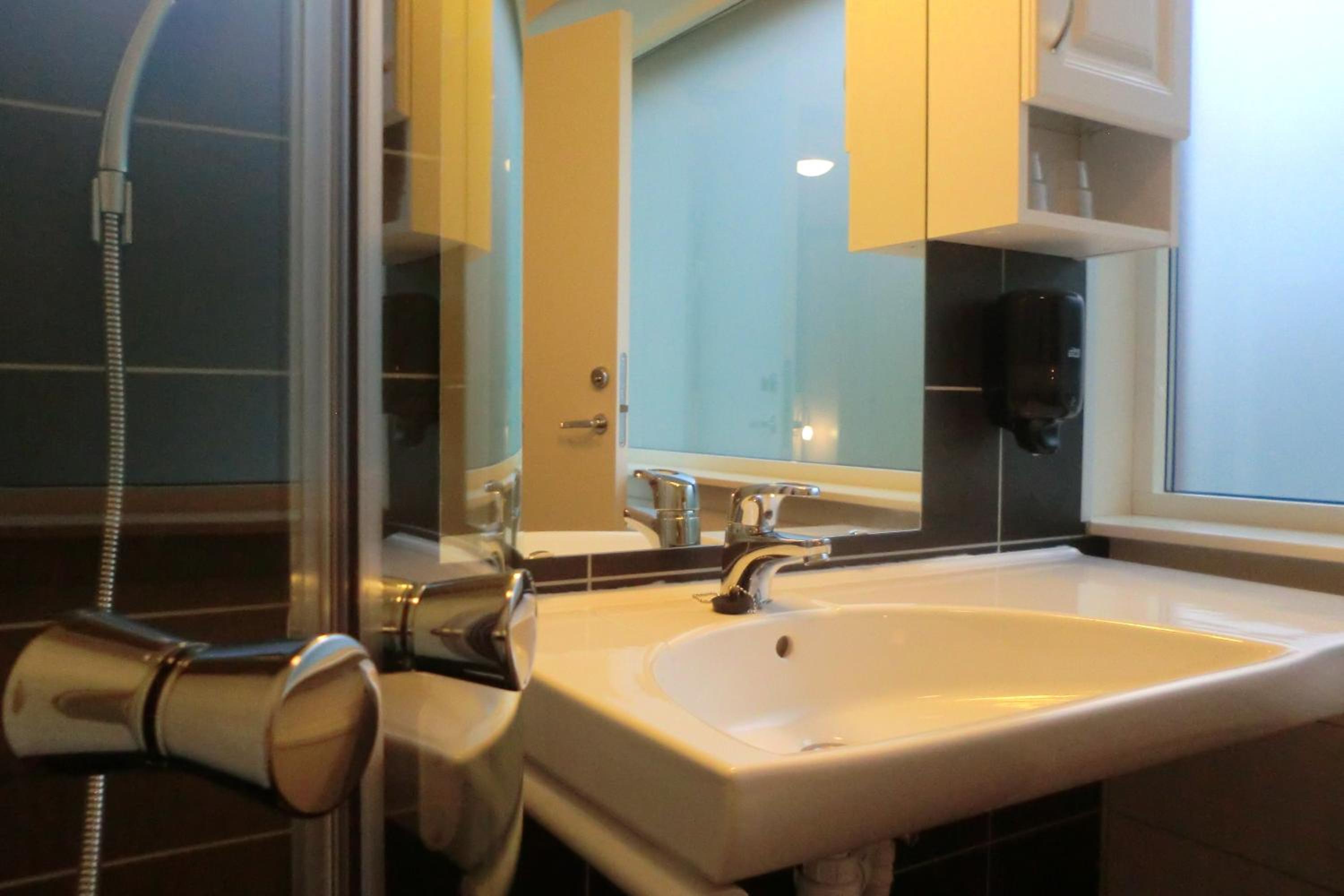 Standard Double Room - Photo 9