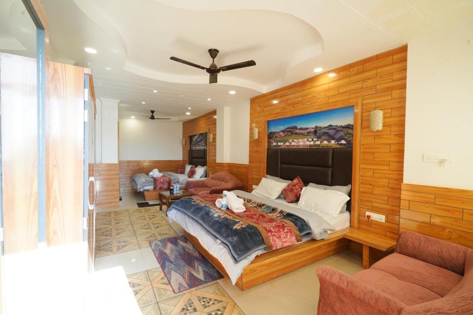 Family Room with Mountain View - Photo 1
