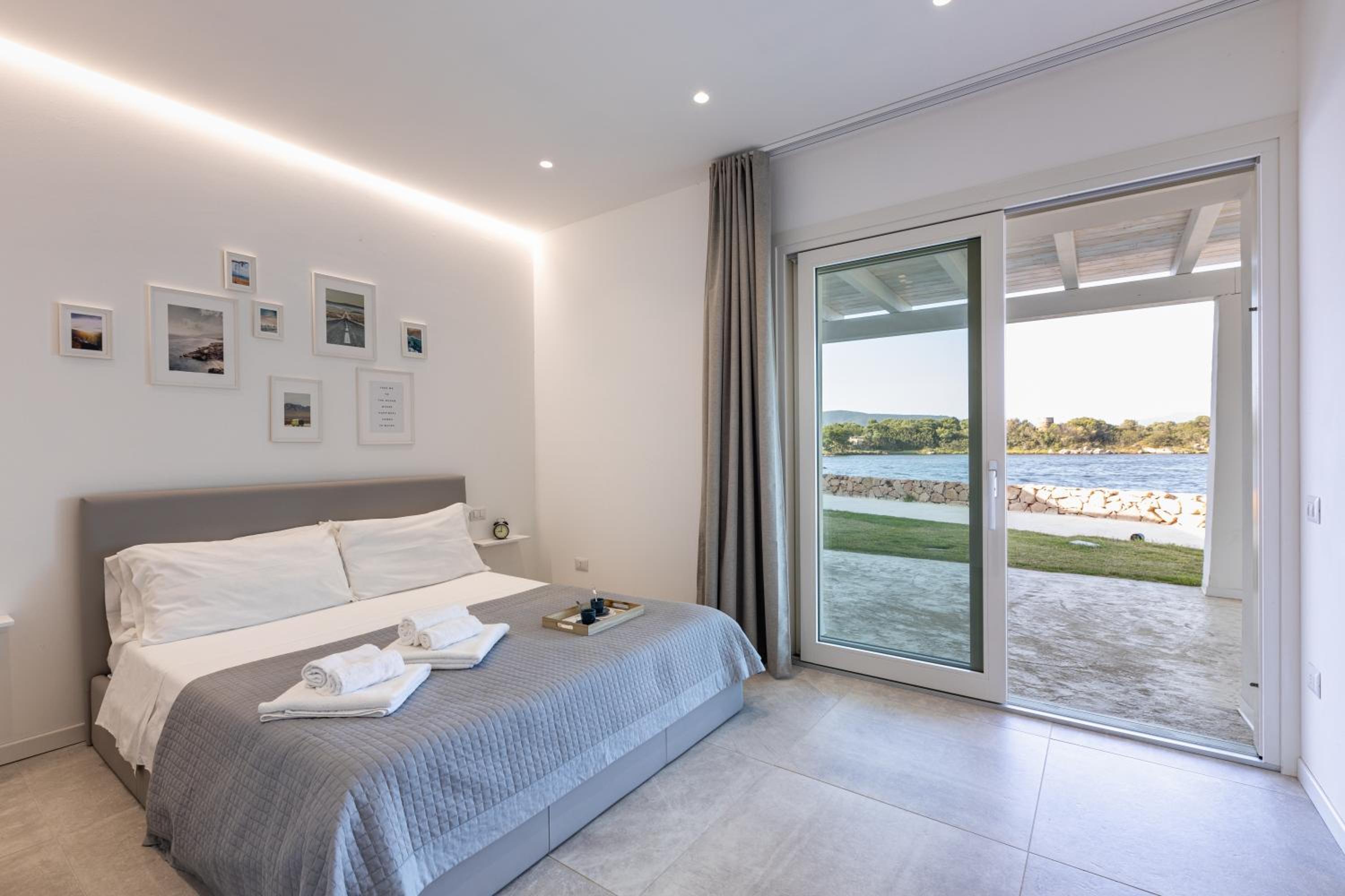 One-Bedroom Apartment with Lake View