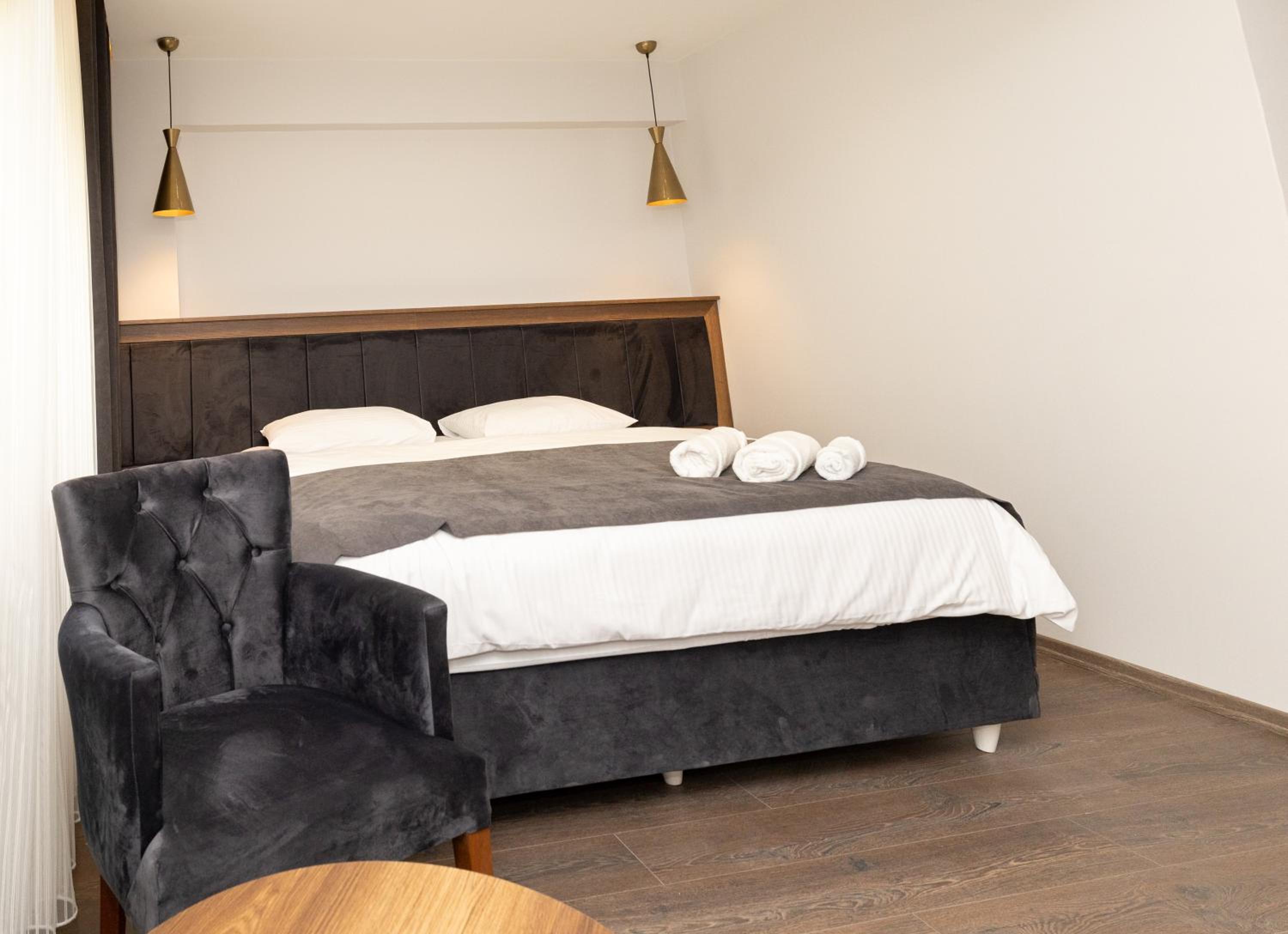 Deluxe Double Room (2 Adults + 1 Child) - Photo 3