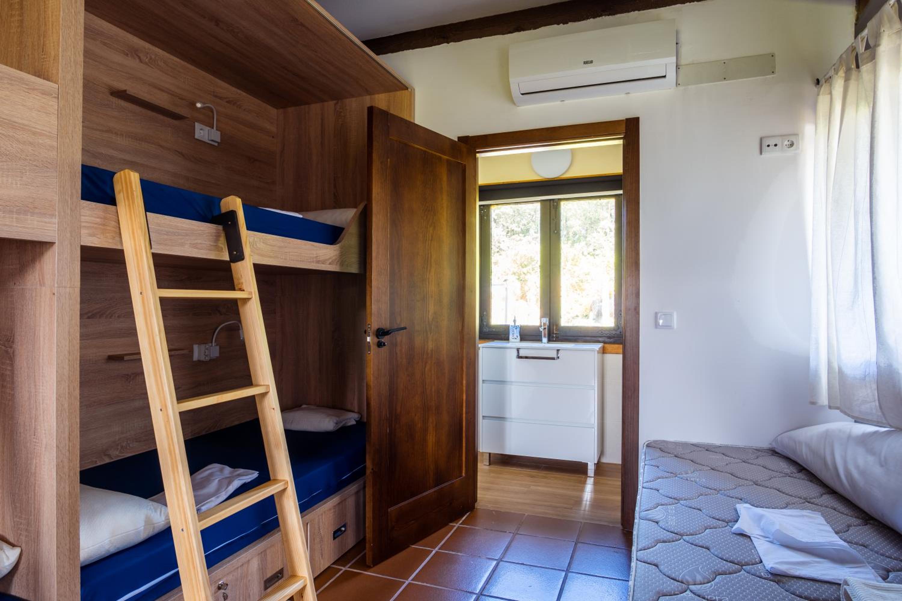 Cama litera en habitación compartida mixta
