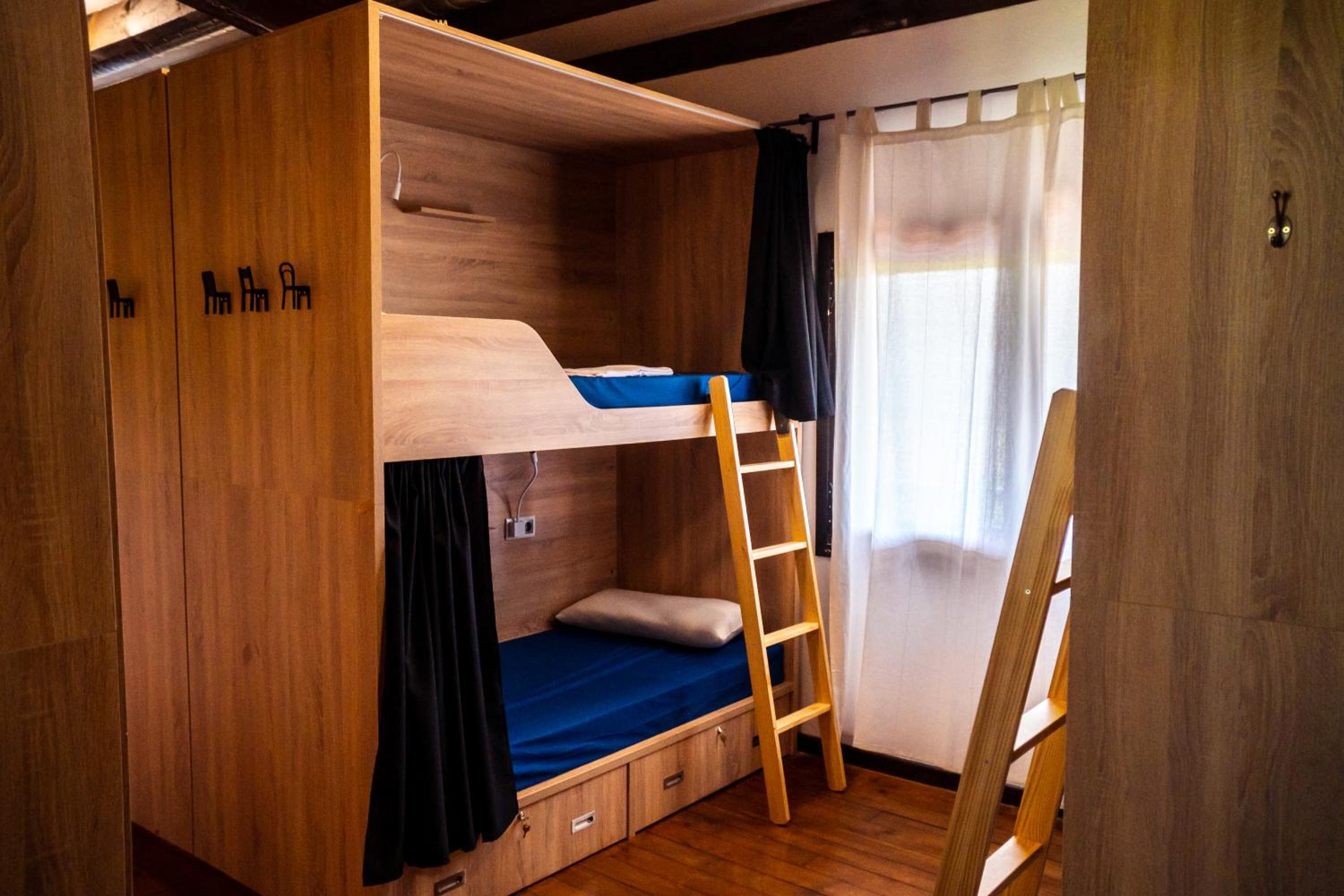 Cama litera en dormitorio compartido mixto