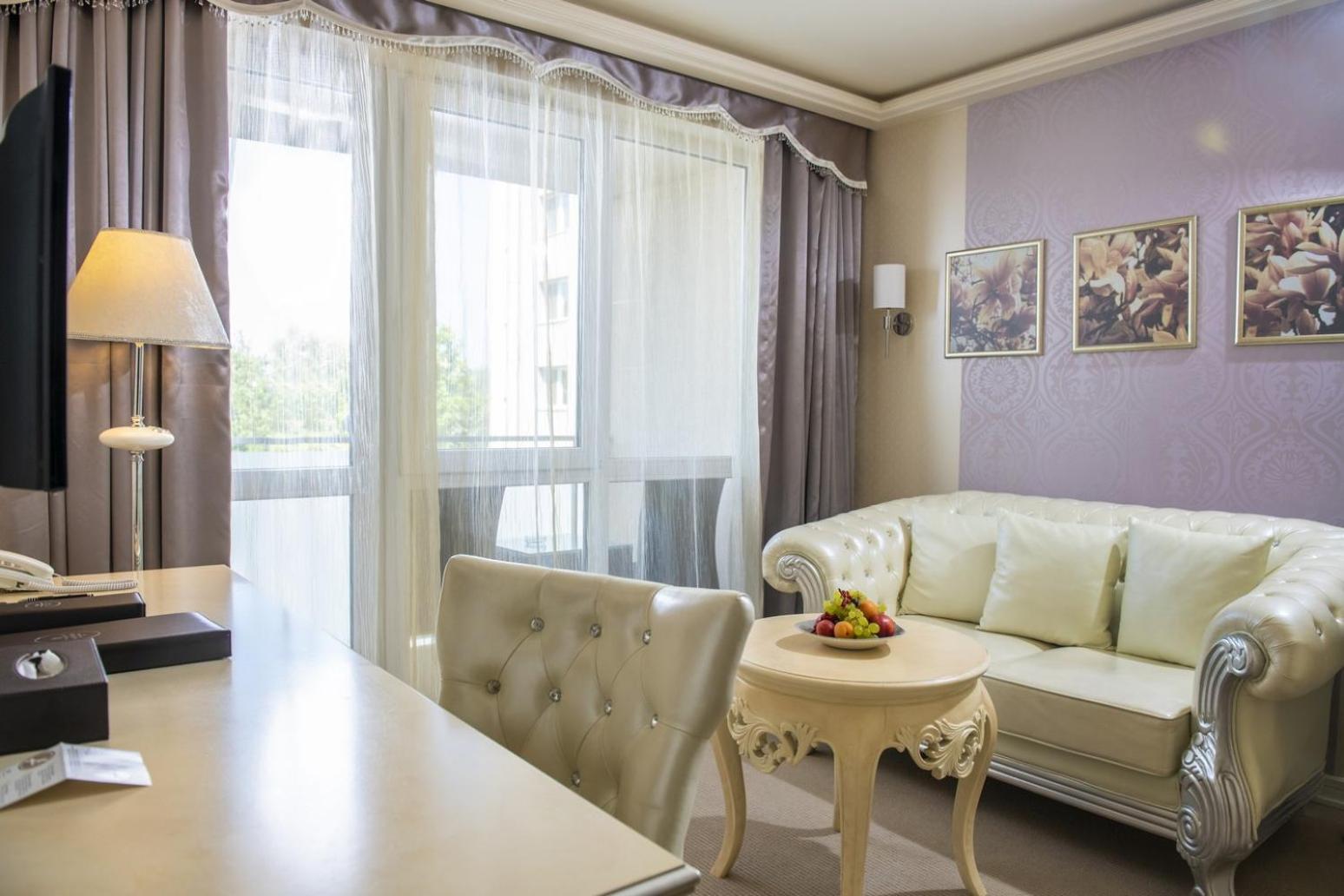 Honeymoon Suite - Photo 1