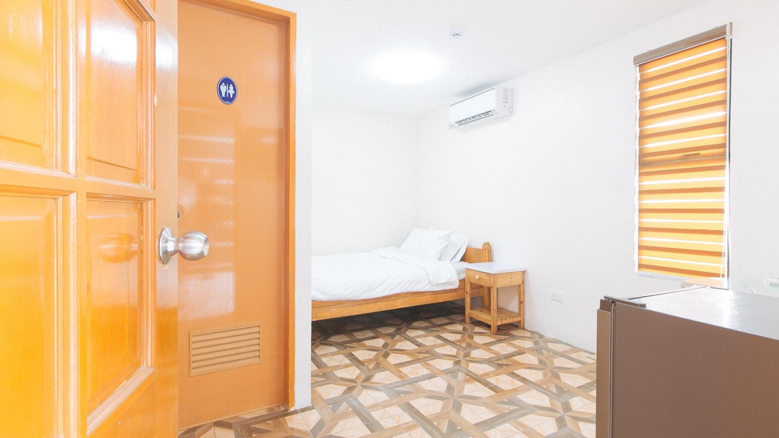 Standard Double Room - Photo 8