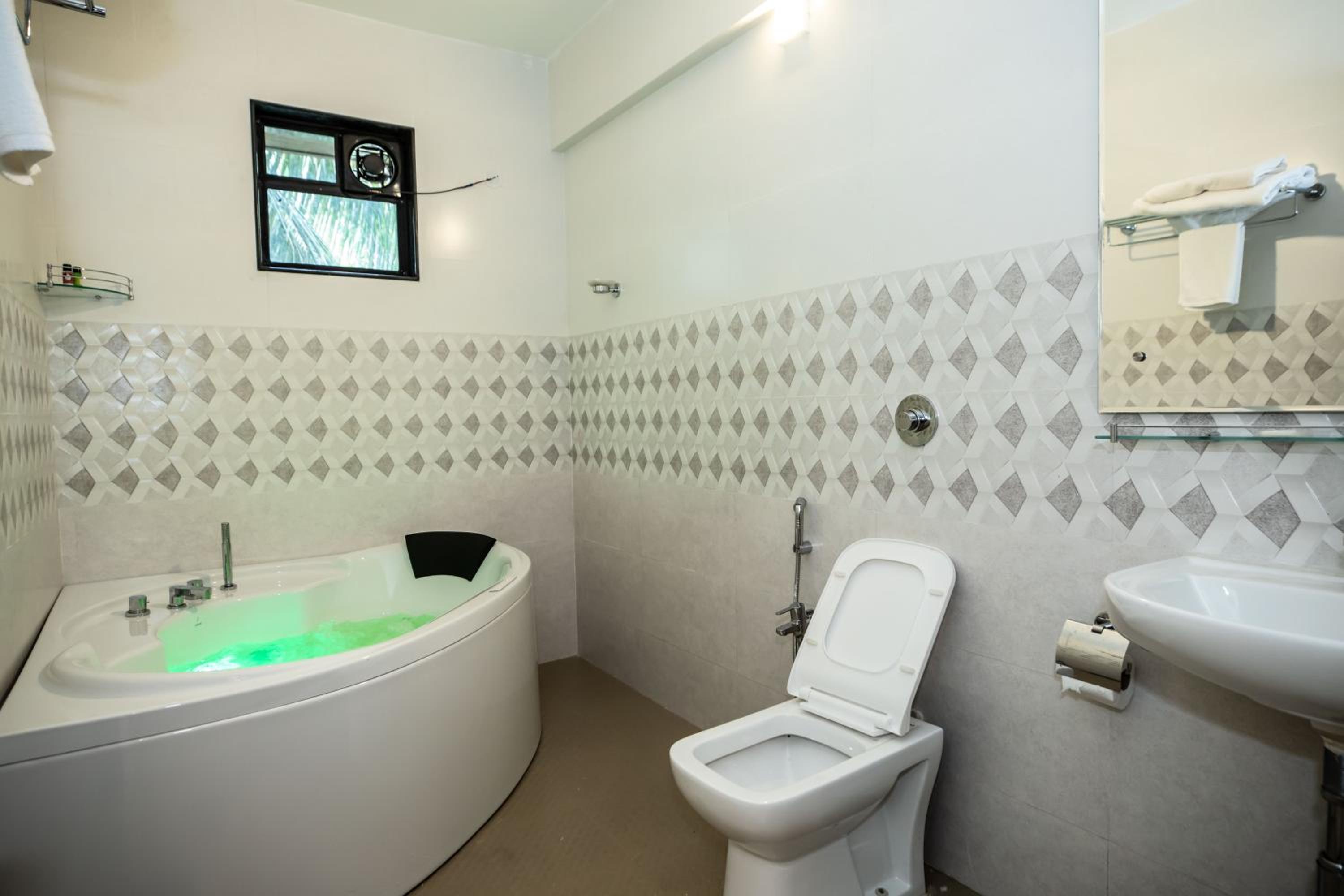 King Suite with Spa Bath - Photo 9