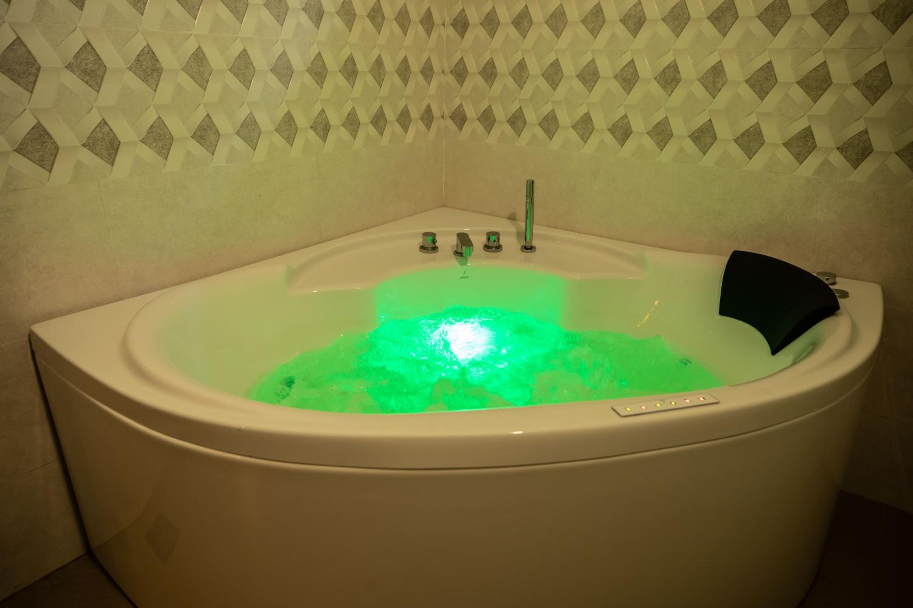 King Suite with Spa Bath - Photo 8