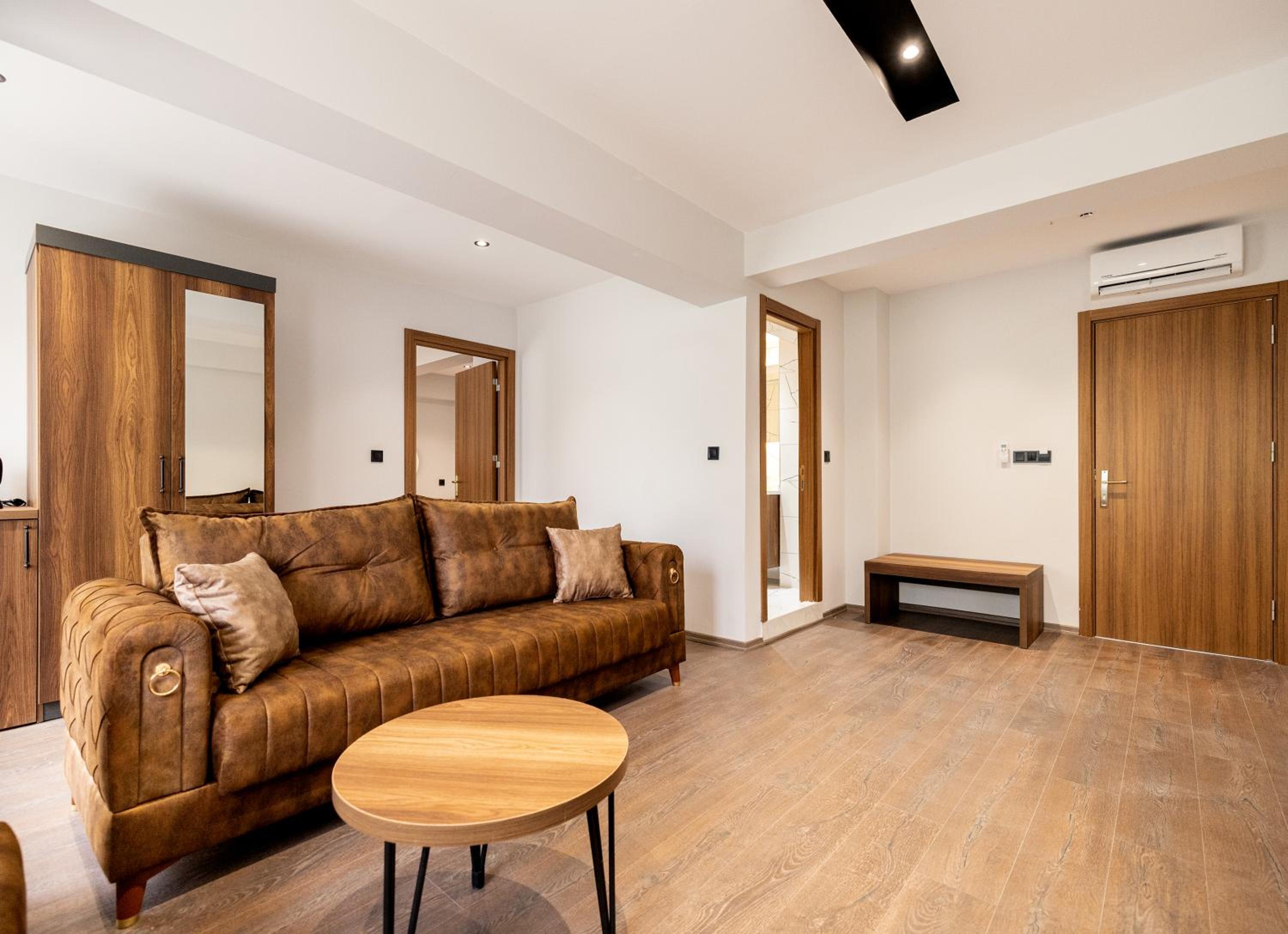 King Studio with Sofa Bed - Photo 8