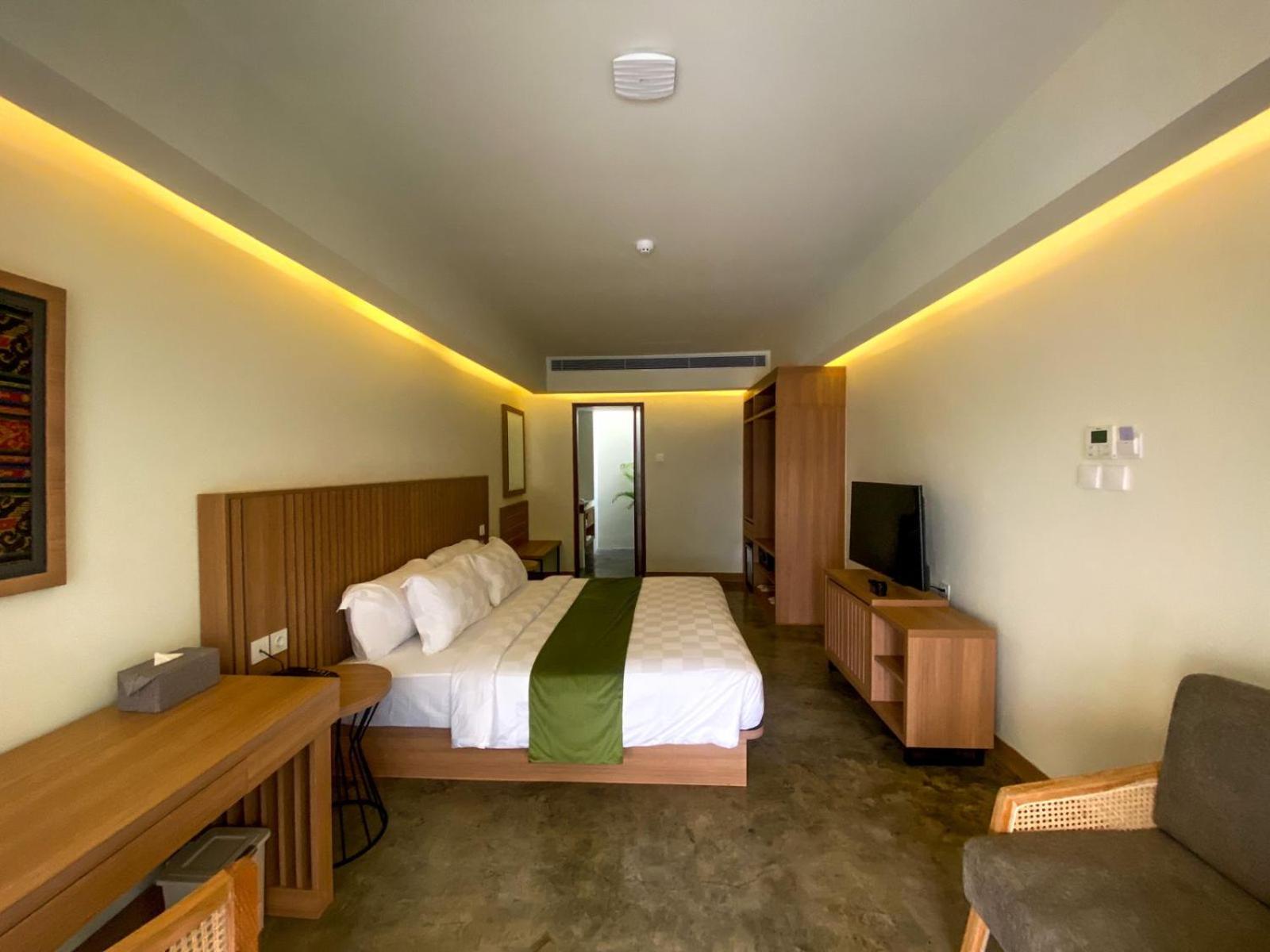 Queen Room with Pool View - Photo 2