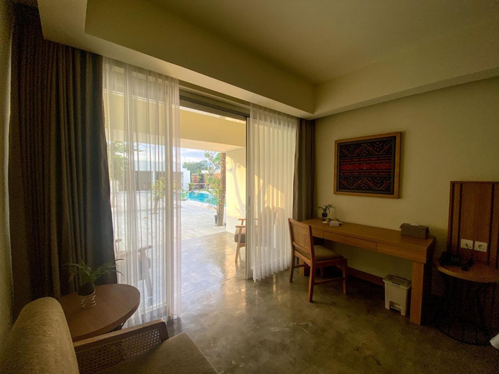 Queen Room with Pool View - Photo 7