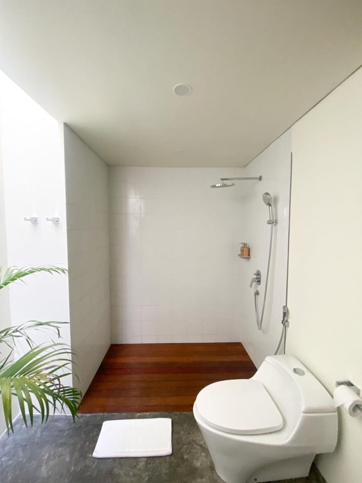 Queen Room with Pool View - Photo 6