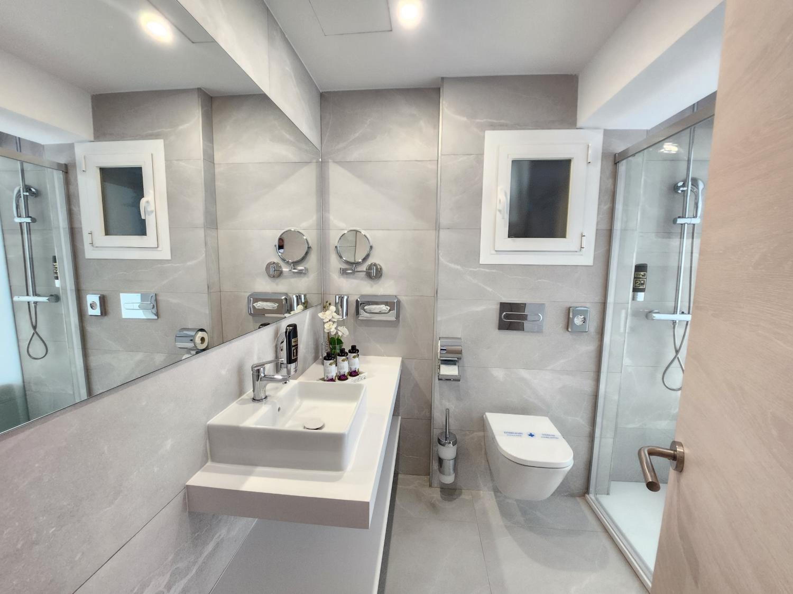 Superior Deluxe Double or Twin Room  - Photo 3