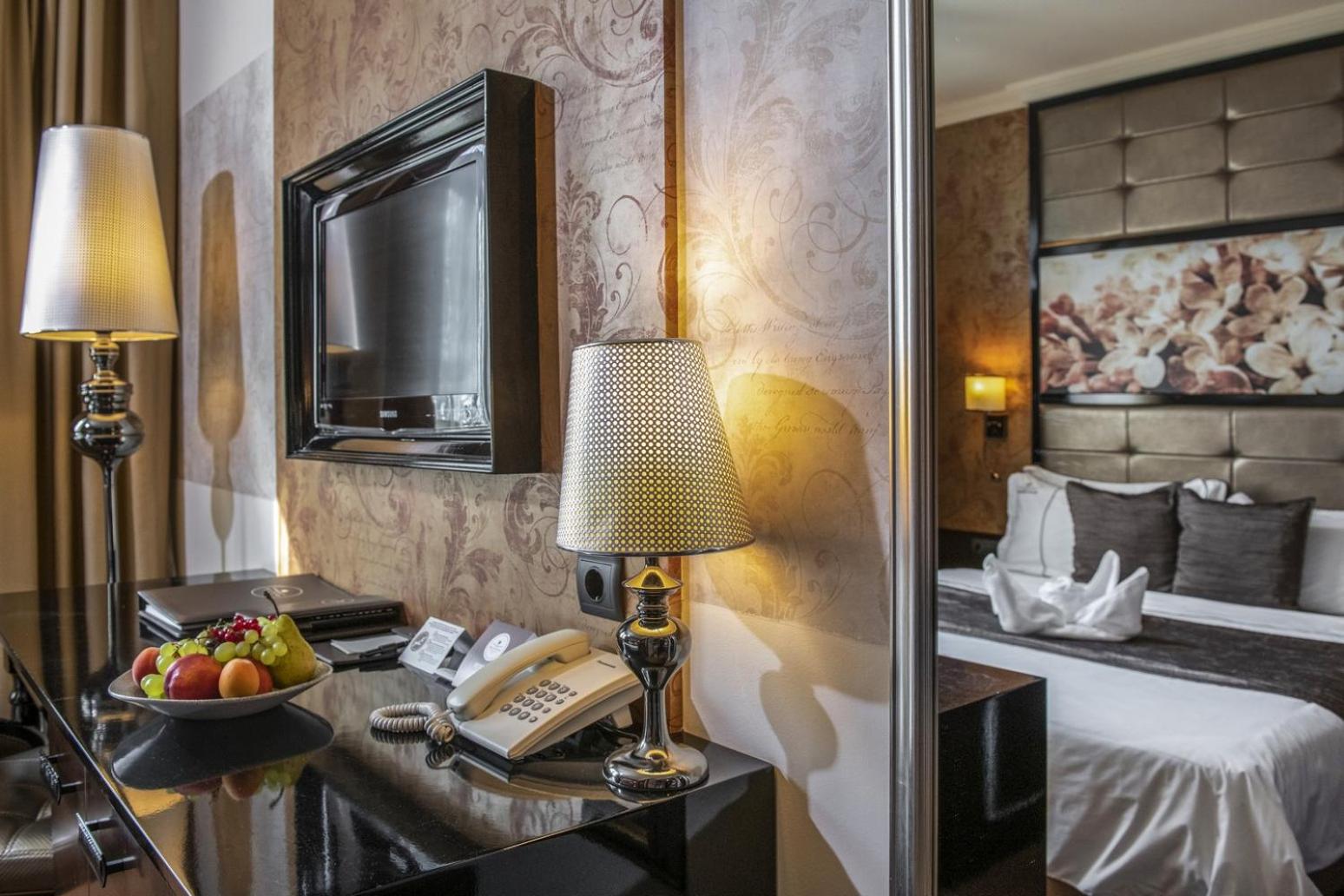 Classic Double Room - Photo 12