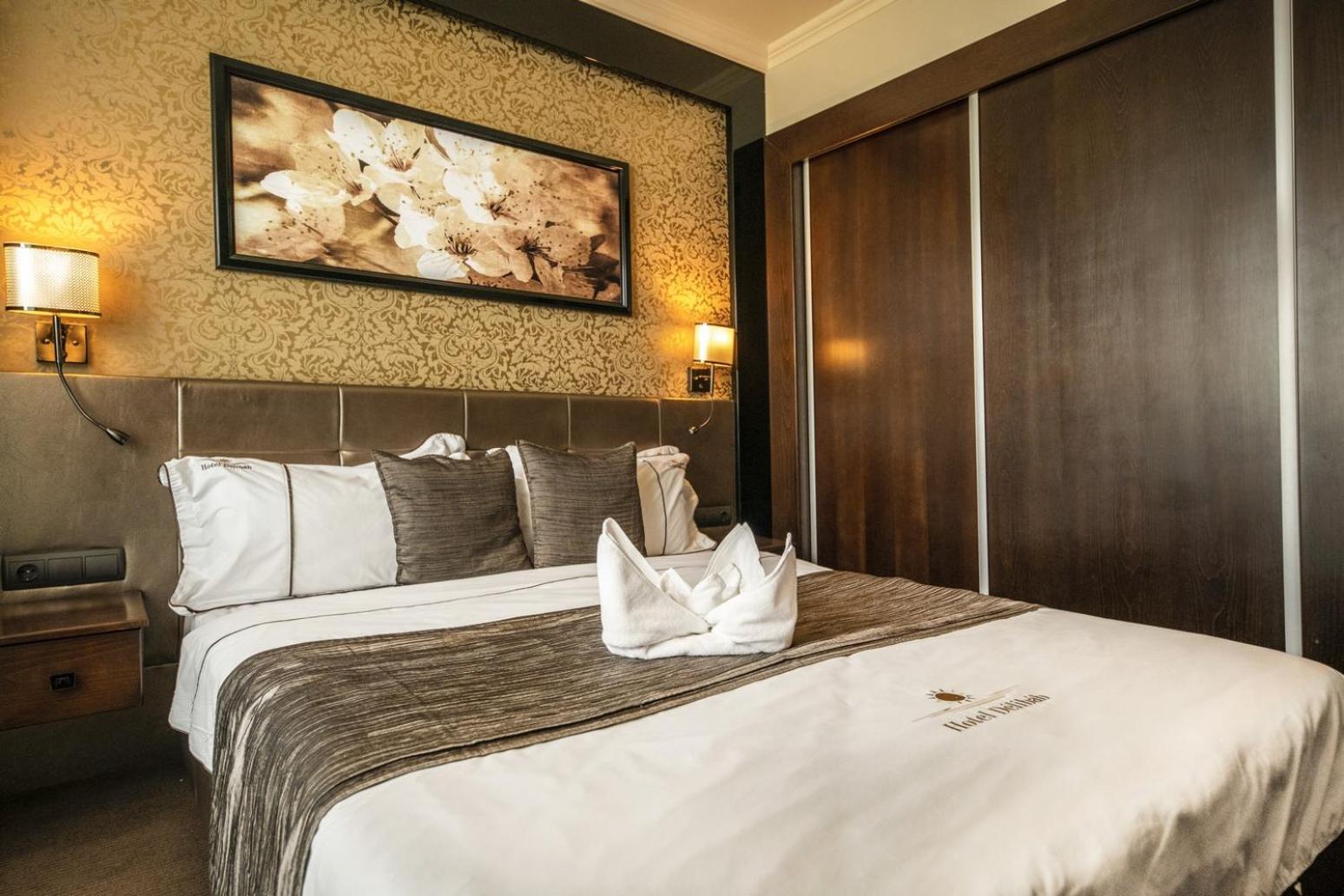 Classic Double Room with Balcony - Photo 3