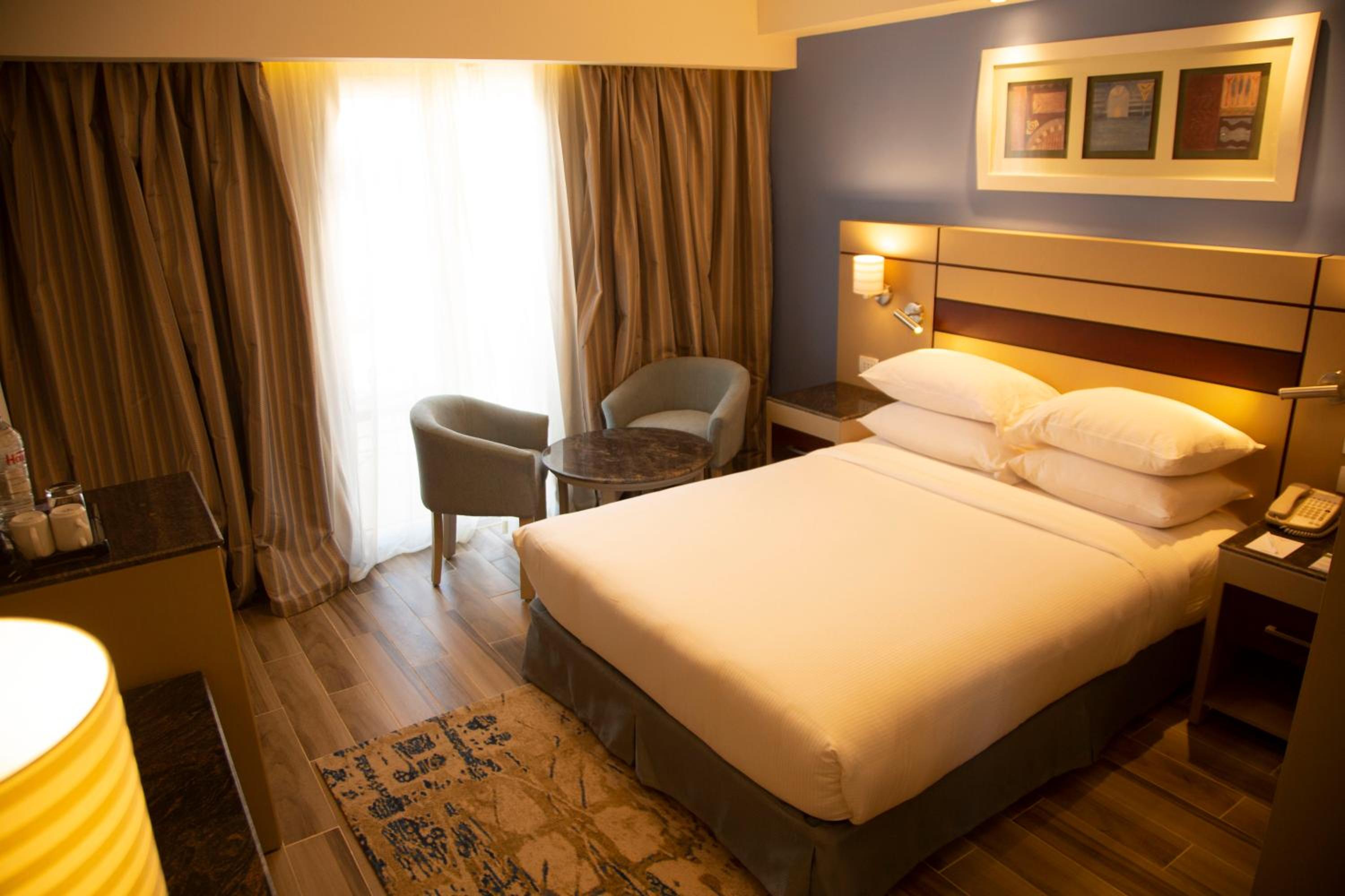Queen Room with Garden View - Photo 2