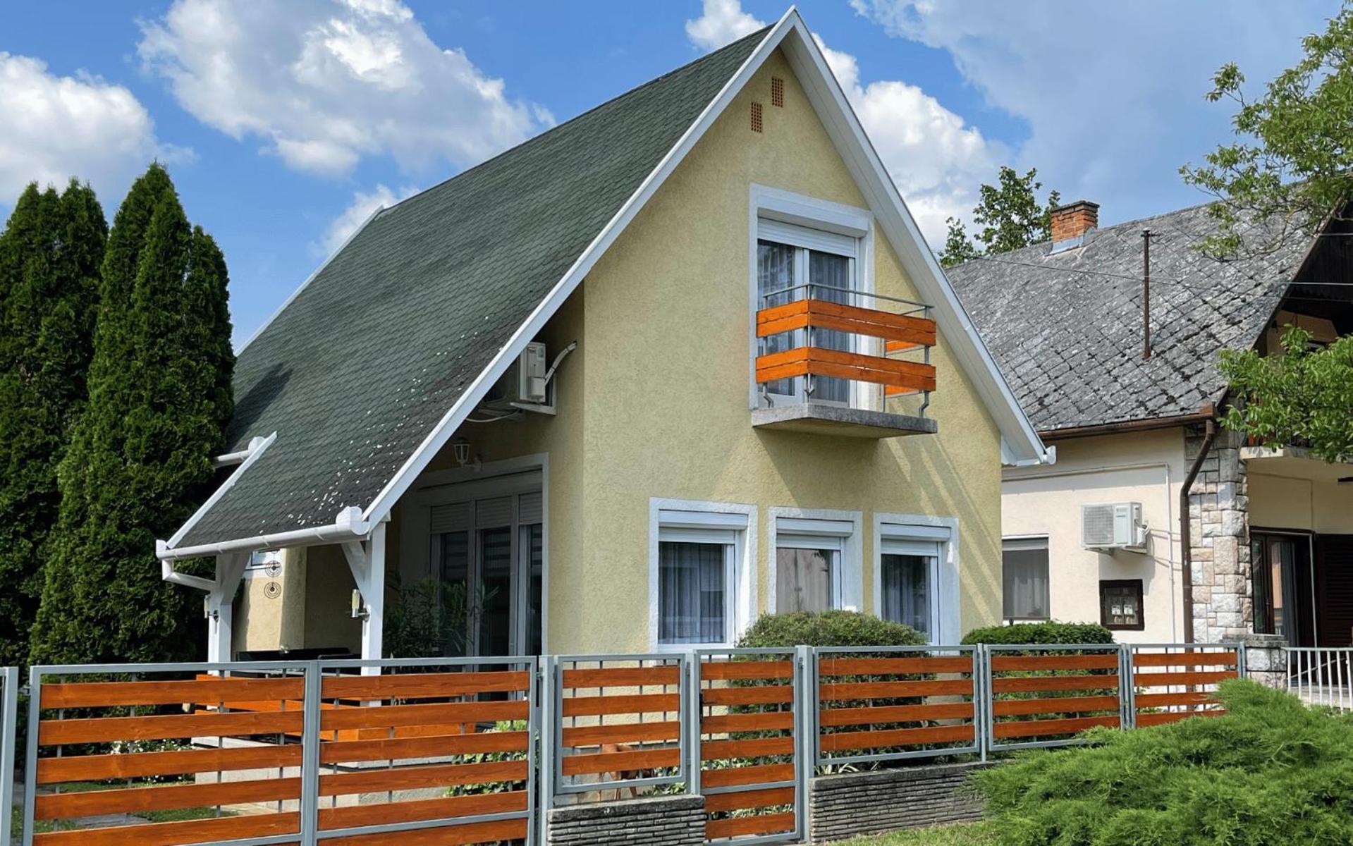 Three-Bedroom House photo 2