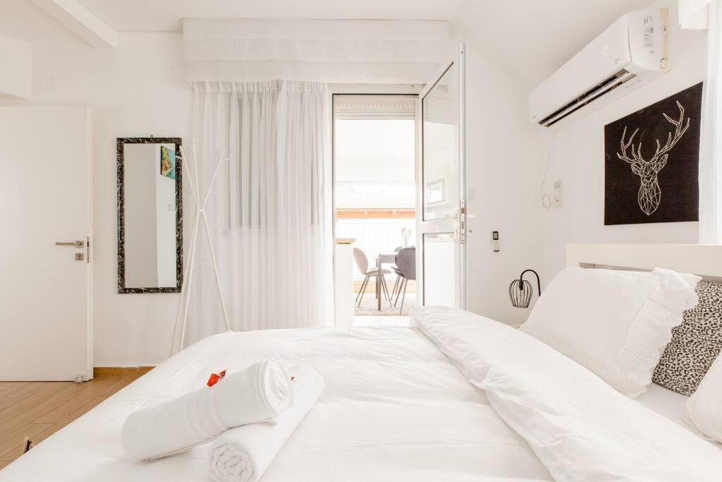 Double Room with Pool View - Photo 16