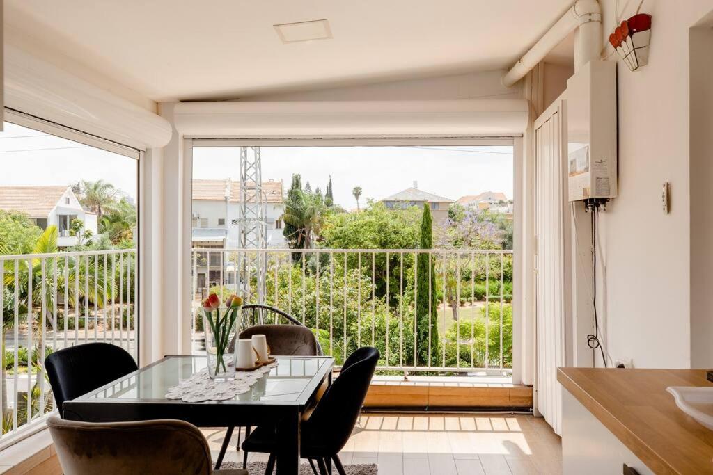 Double Room with Pool View - Photo 17