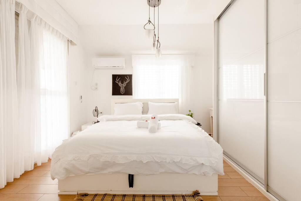Double Room with Pool View - Photo 19