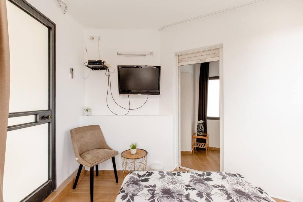 Double Room with Pool View - Photo 23