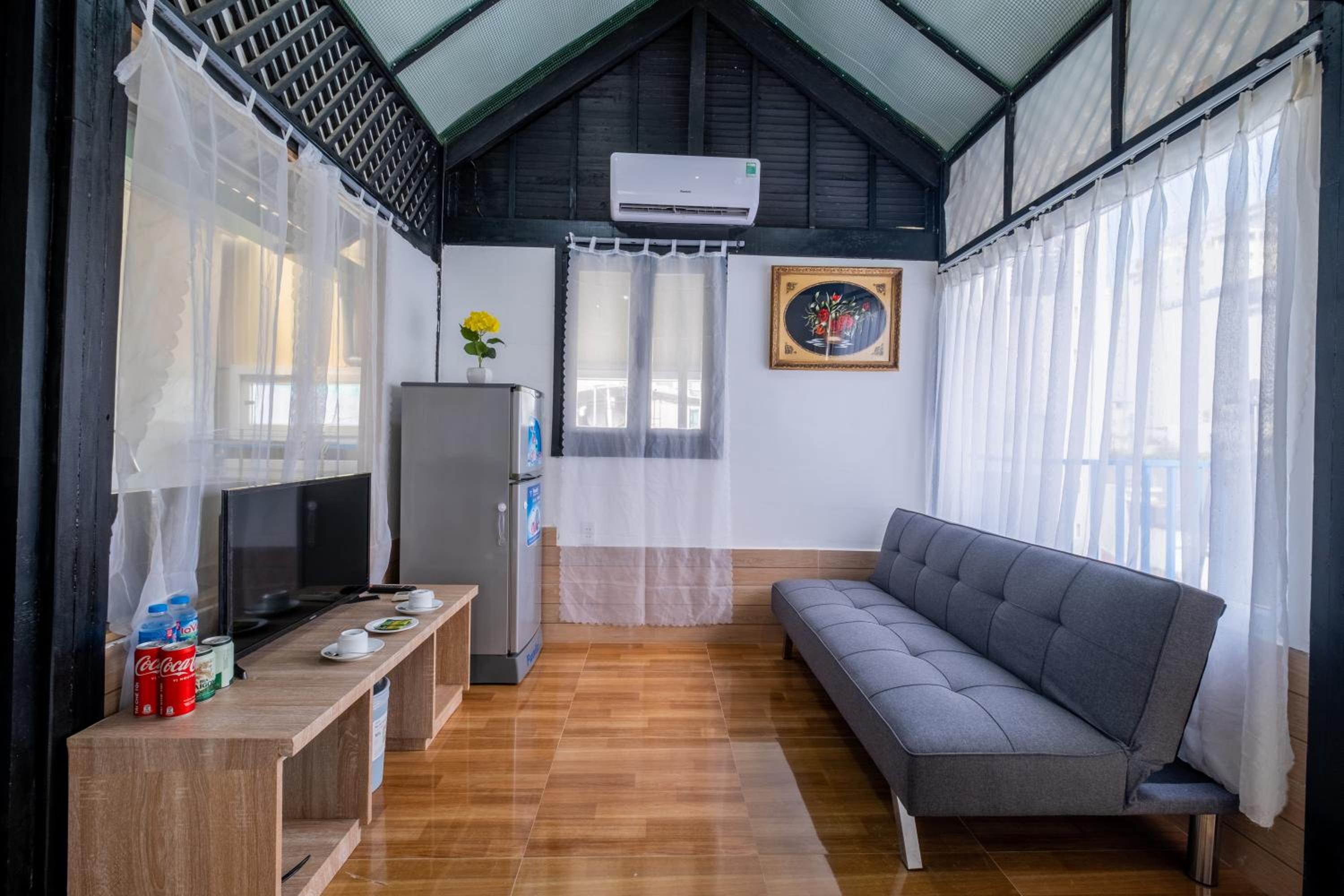 One-Bedroom Apartment - Photo 4