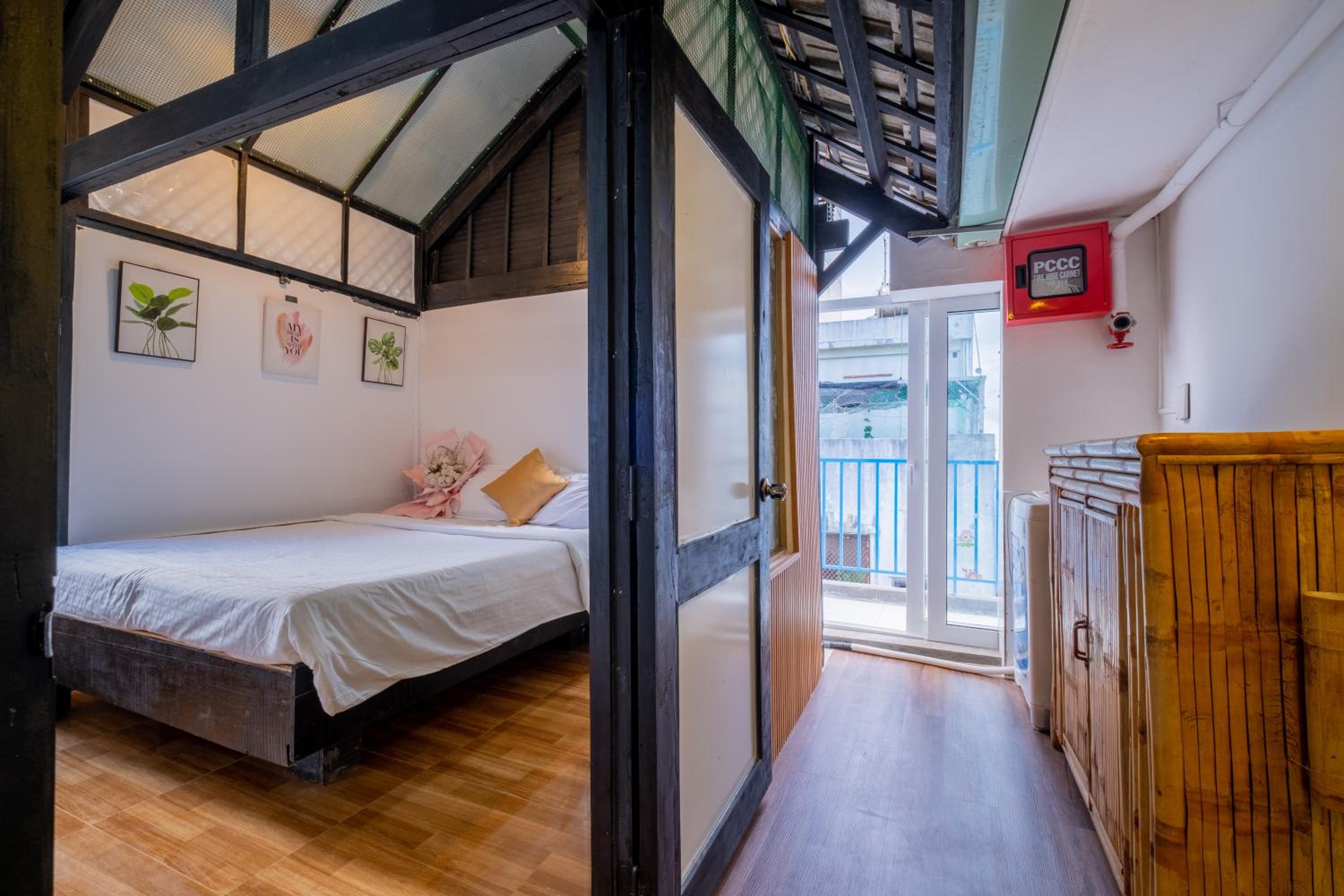 One-Bedroom Apartment - Photo 1