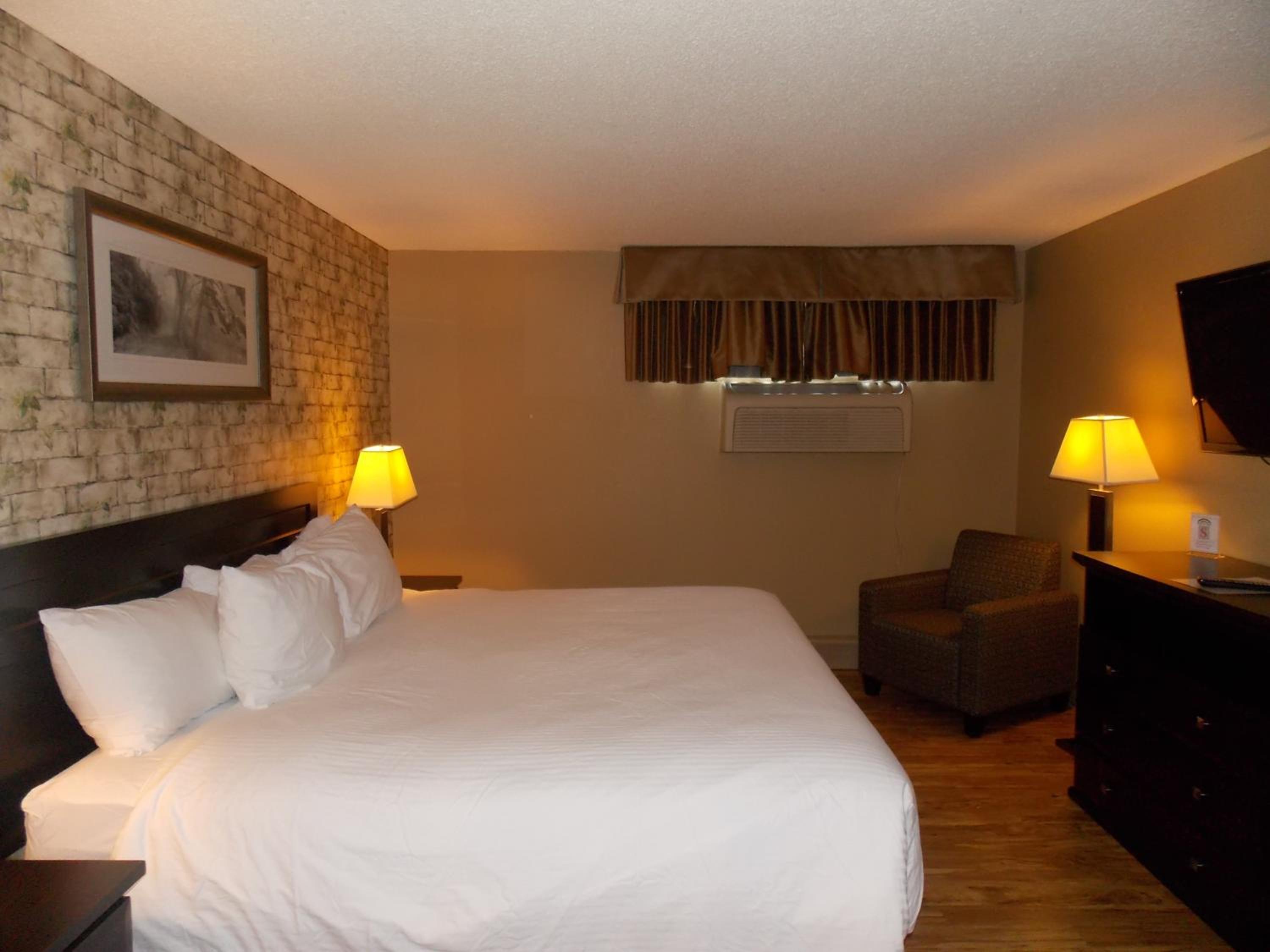 Deluxe King Room with Kitchenette photo 2