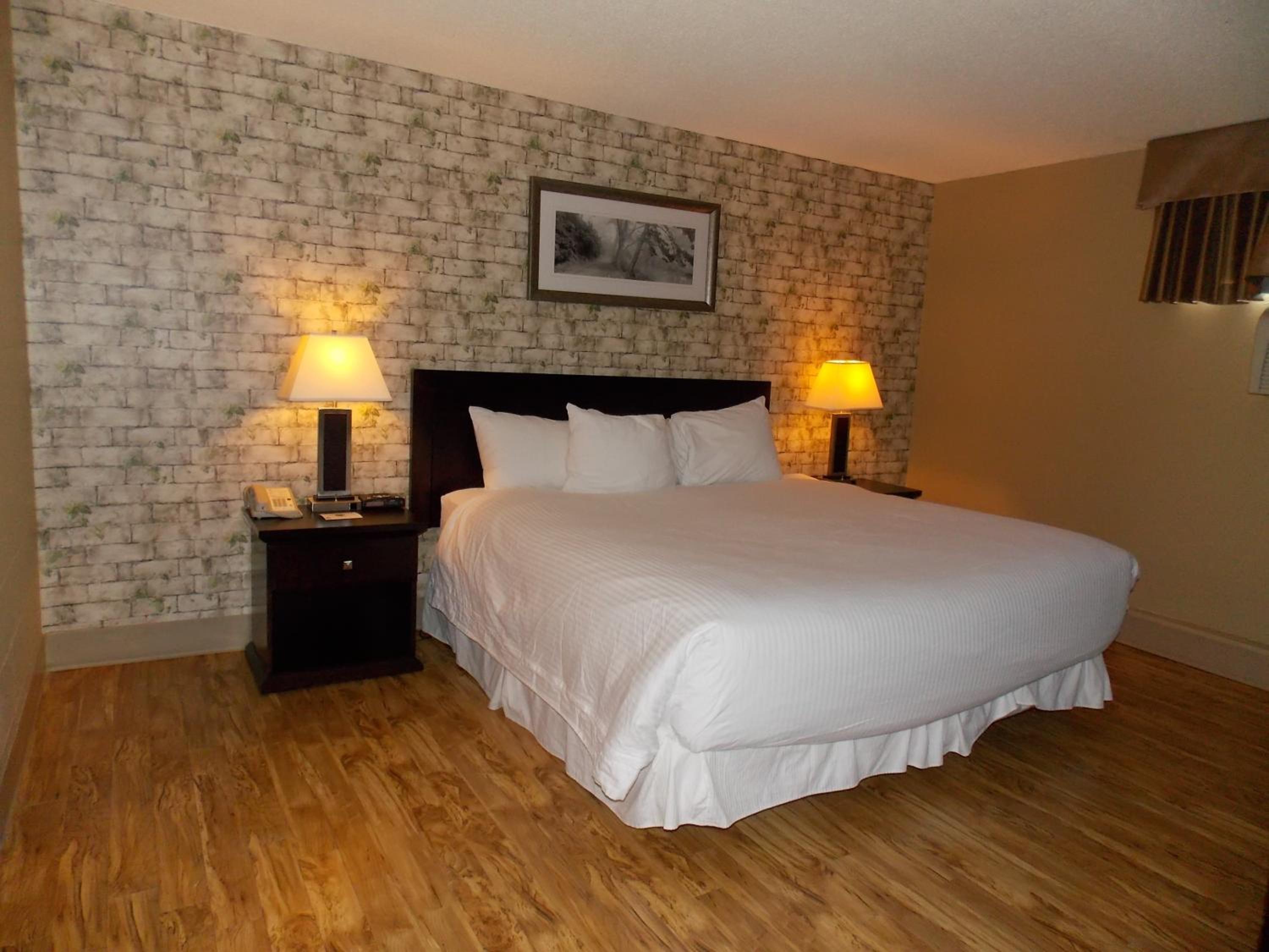 Deluxe King Room with Kitchenette photo 1