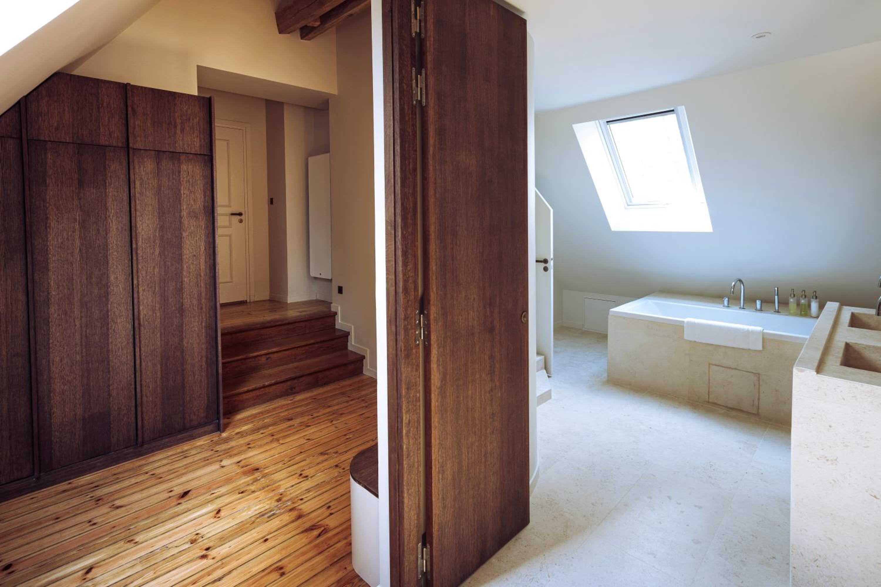 Executive Suite - Photo 15