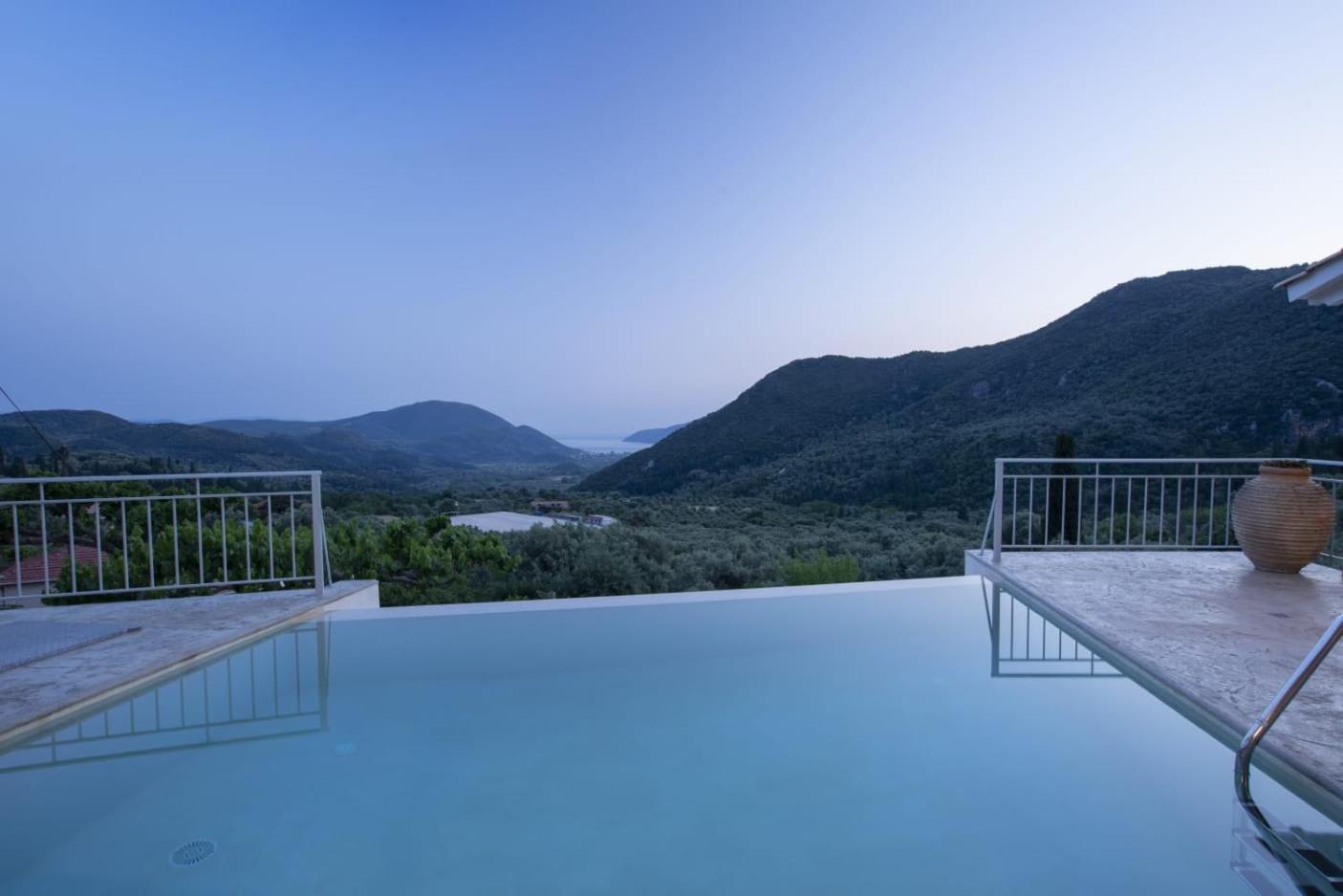 Three-Bedroom Villa photo 3