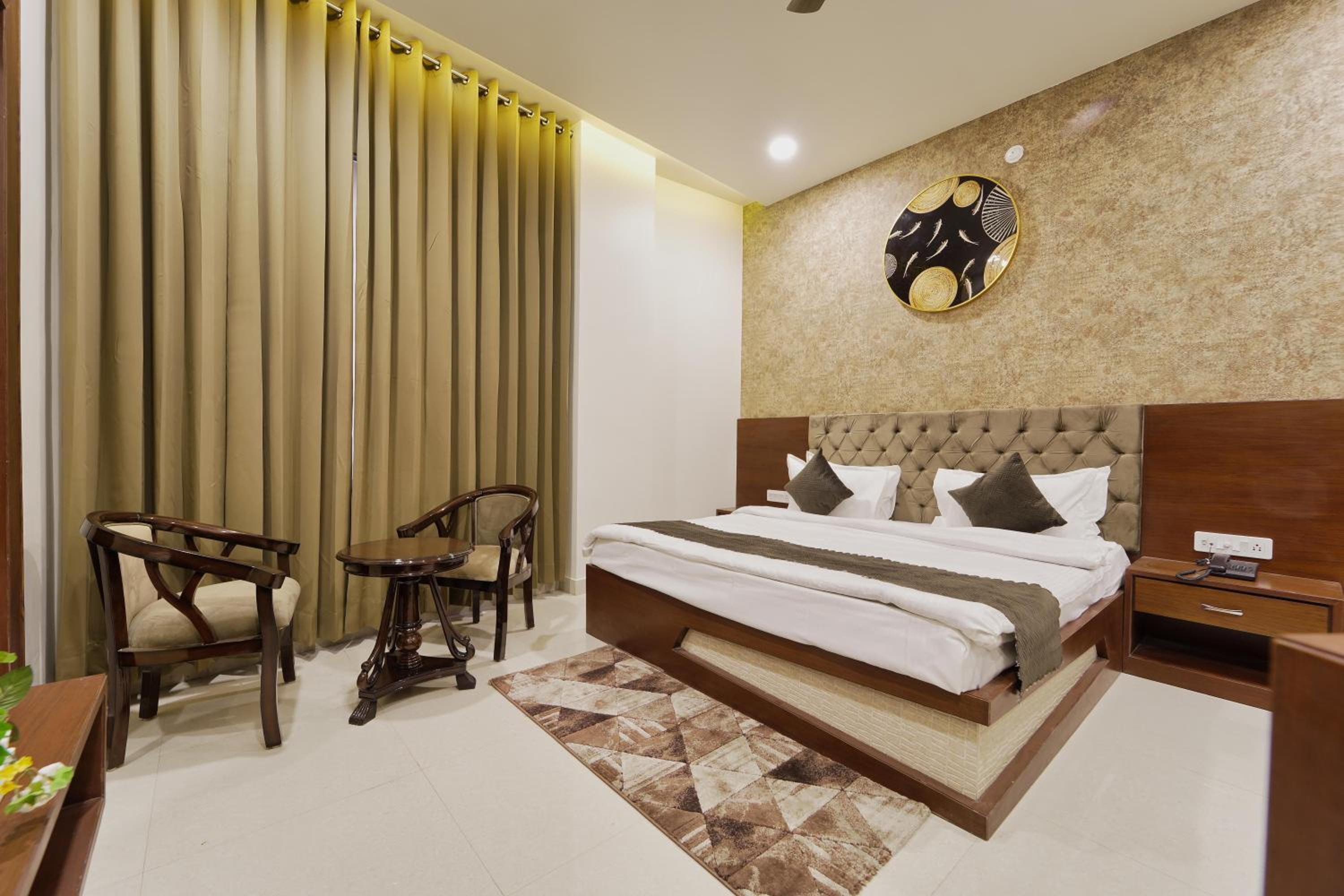 Deluxe King Room photo 2