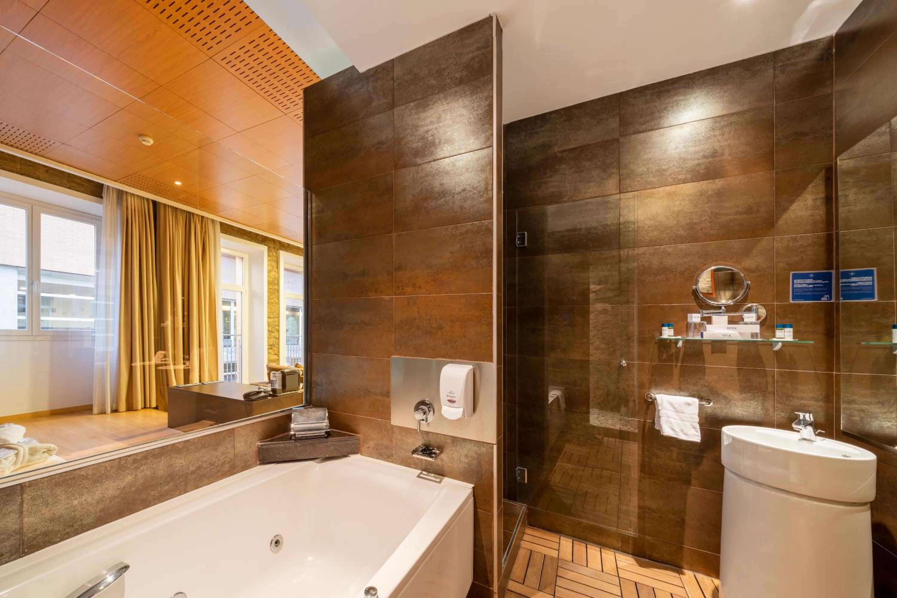 Suite with Spa Access photo 3