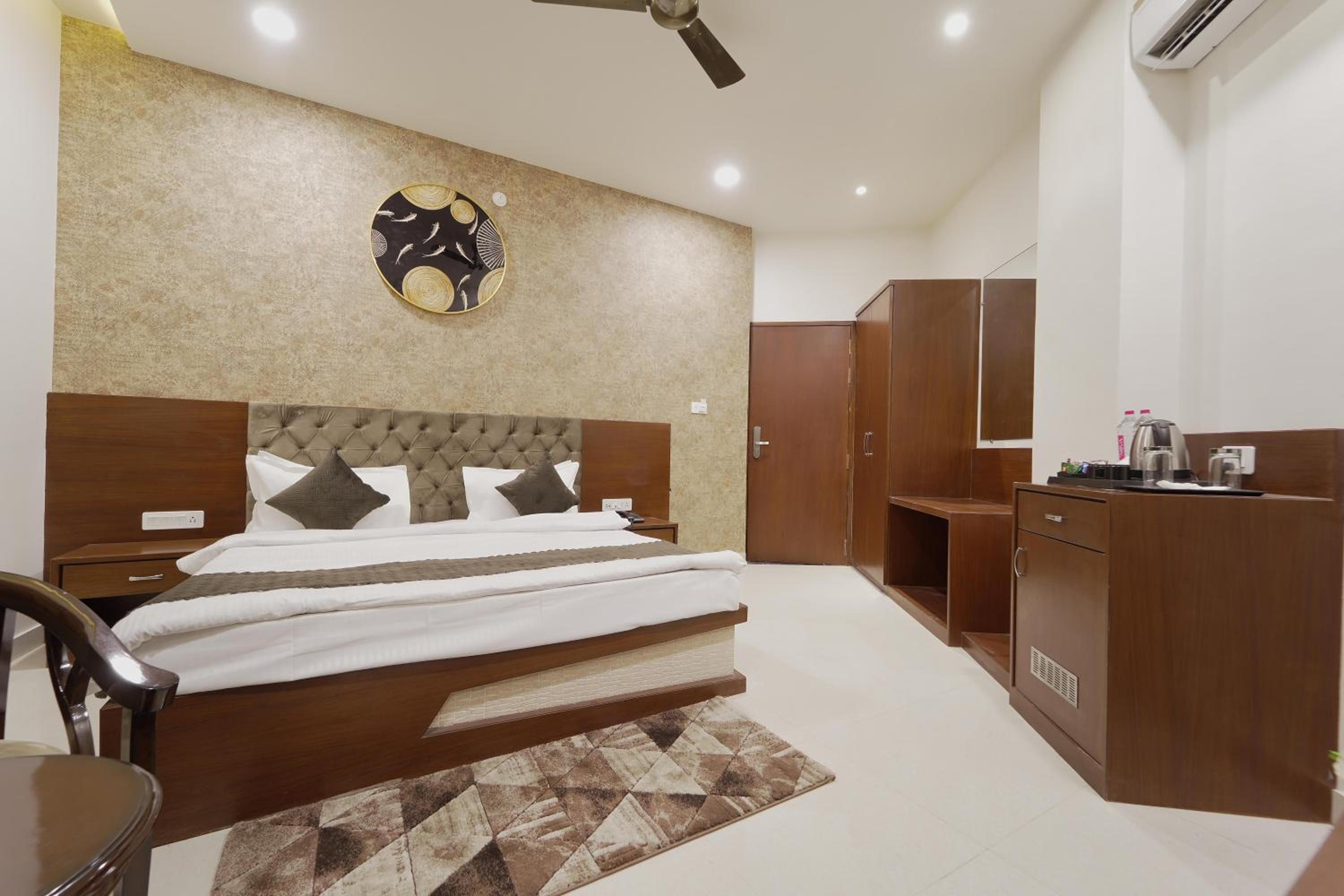 Deluxe King Room photo 3