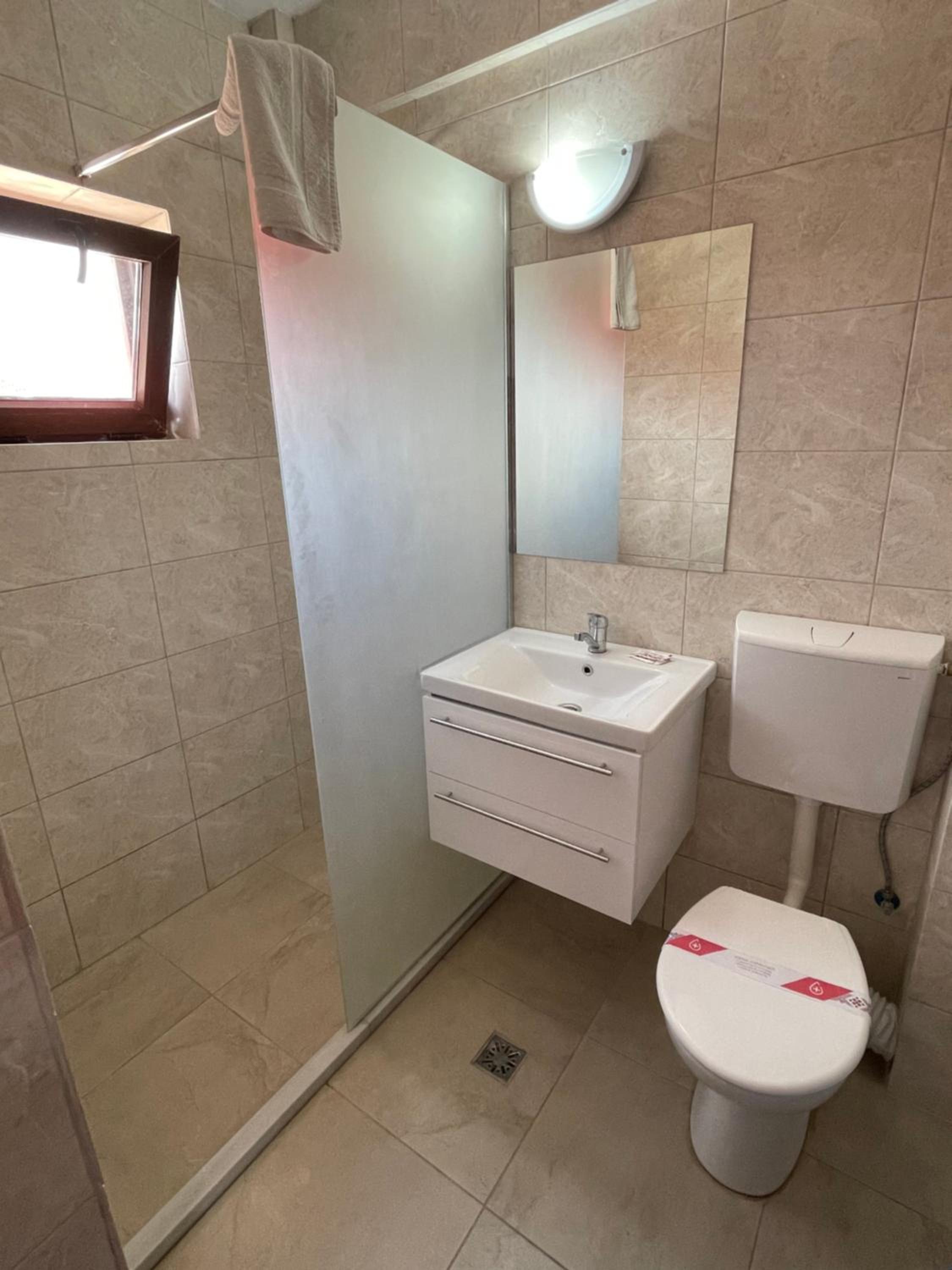 Double or Twin Room - Photo 4