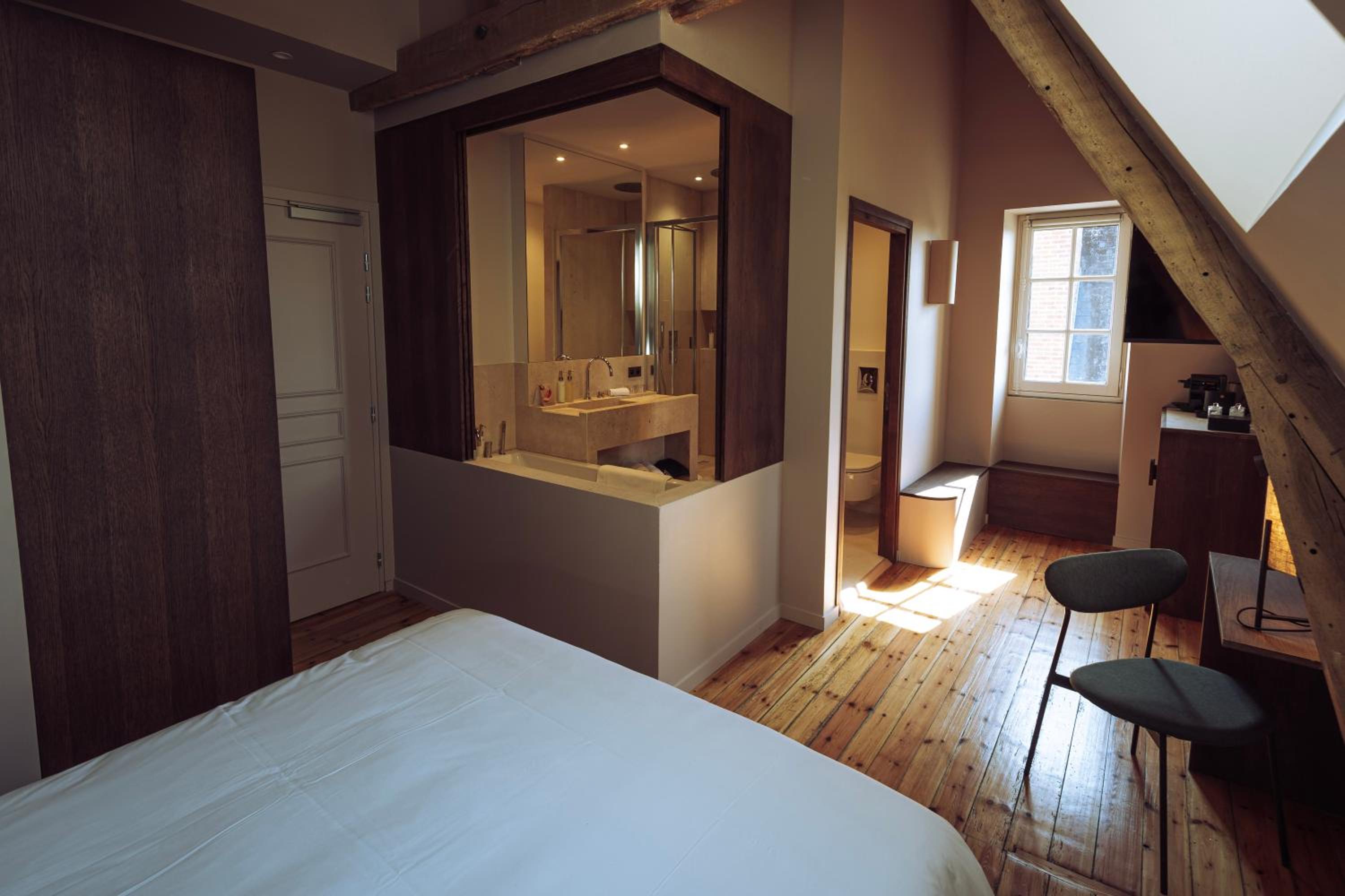 Deluxe Double Room - Photo 8