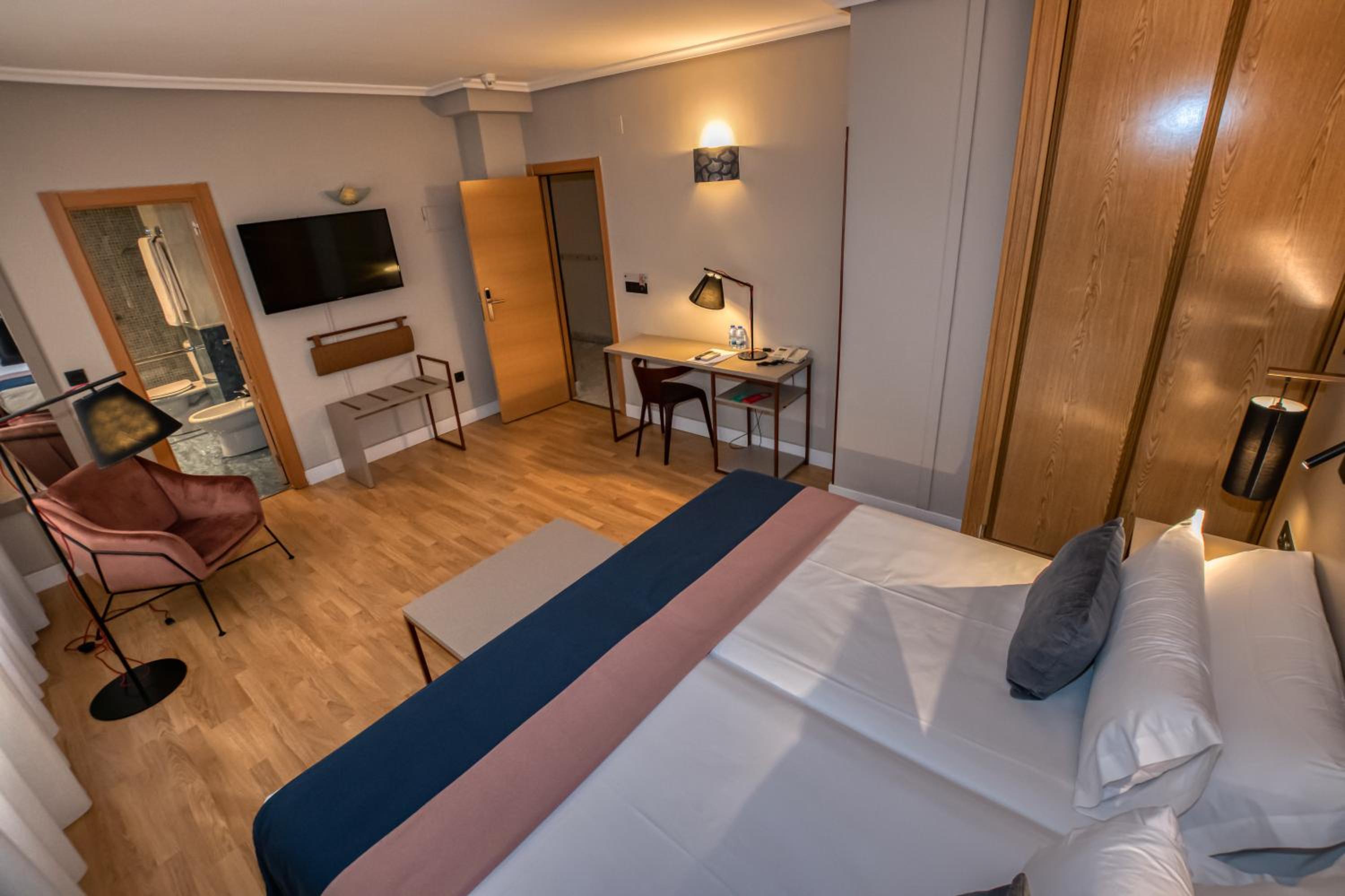 Double or Twin Room - Photo 4